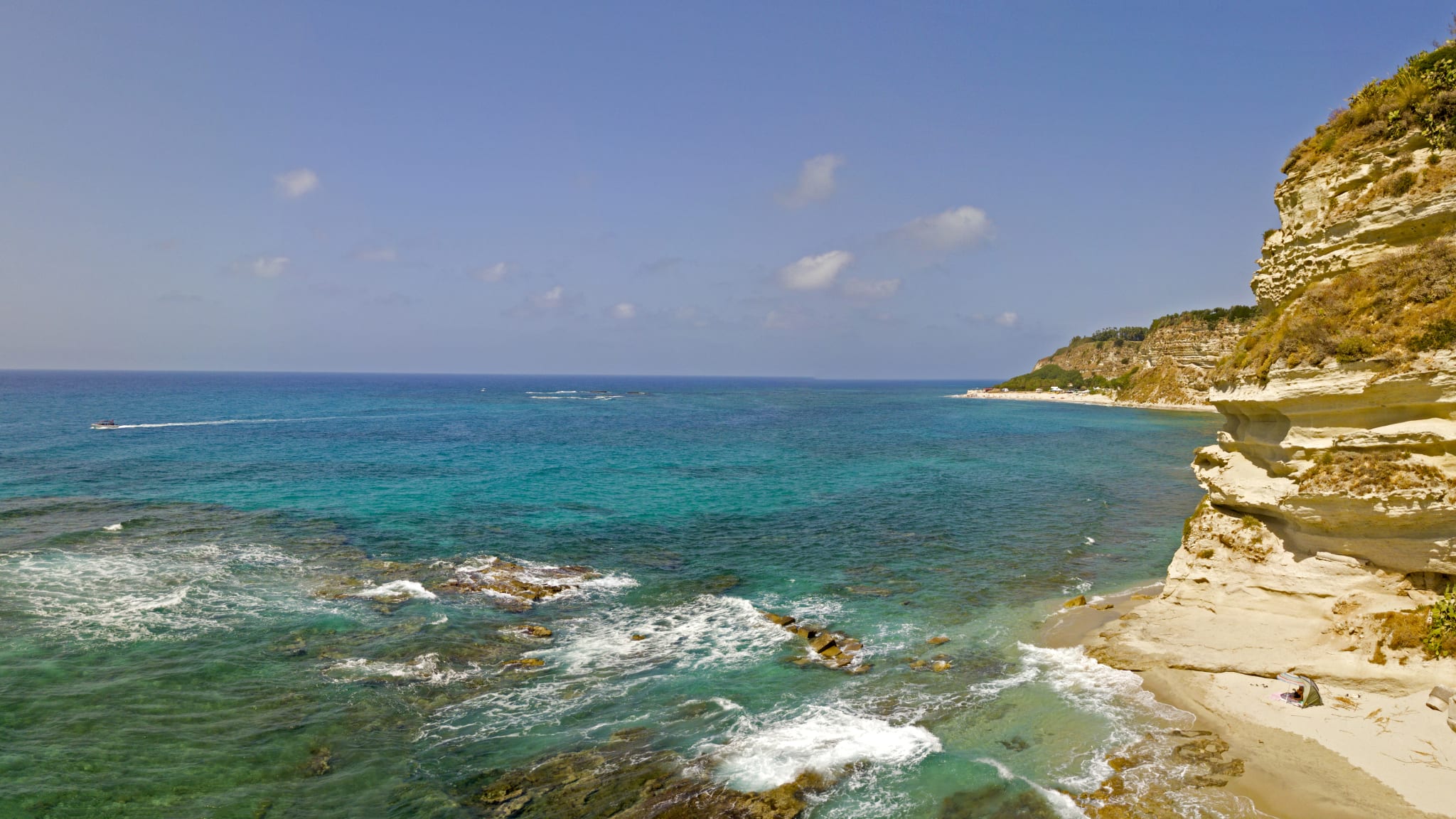 Übersicht über Ricadi Strand, Torre Marino, Vorgebirge Luftbild, Felsen und Sand. Sommerurlaub in Kalabrien, Italien