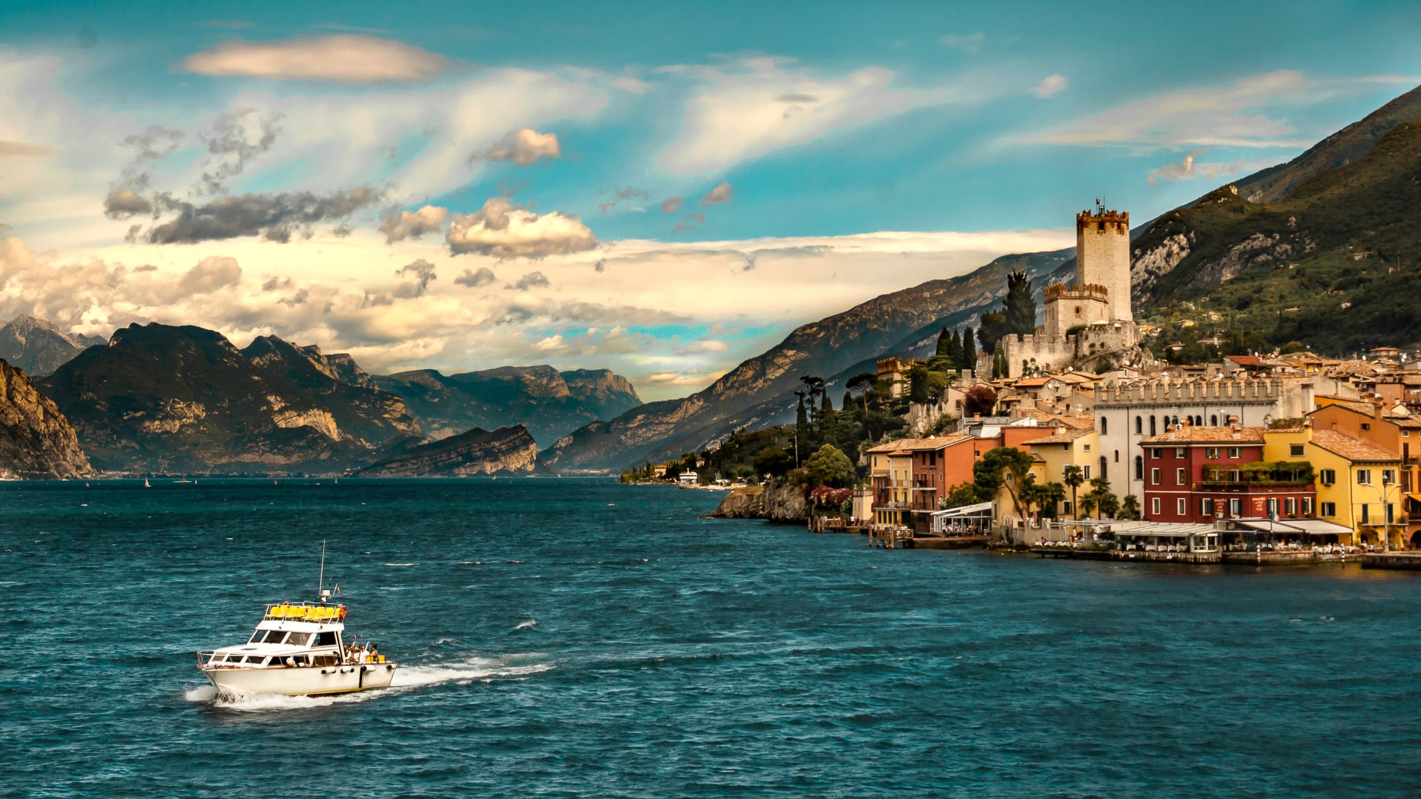 Landschaft des Gardasees mit Boot und Tignale im Hintergrund