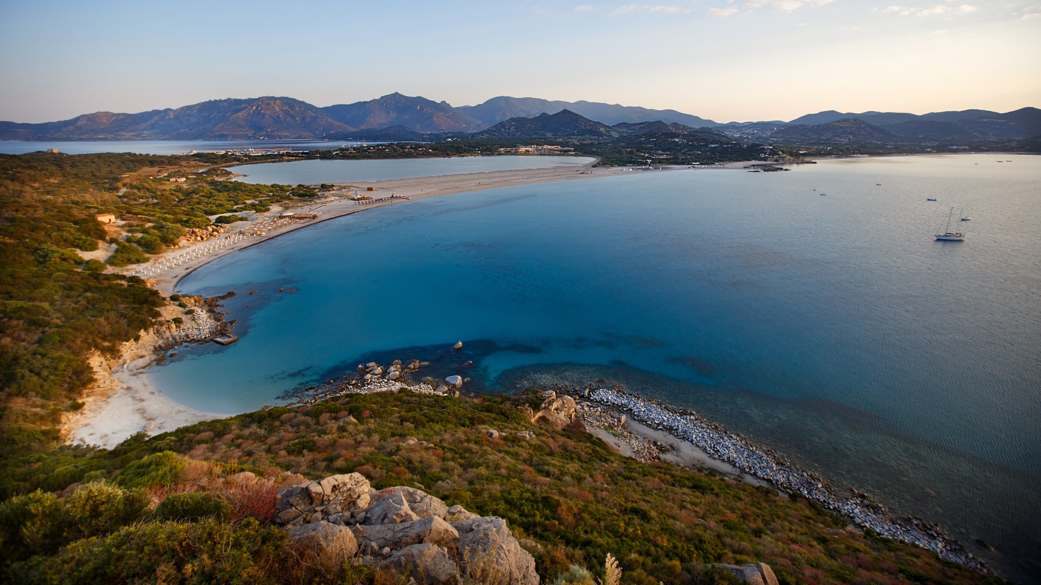 Luftbild von Villasimius beach, Sardinien, Italien