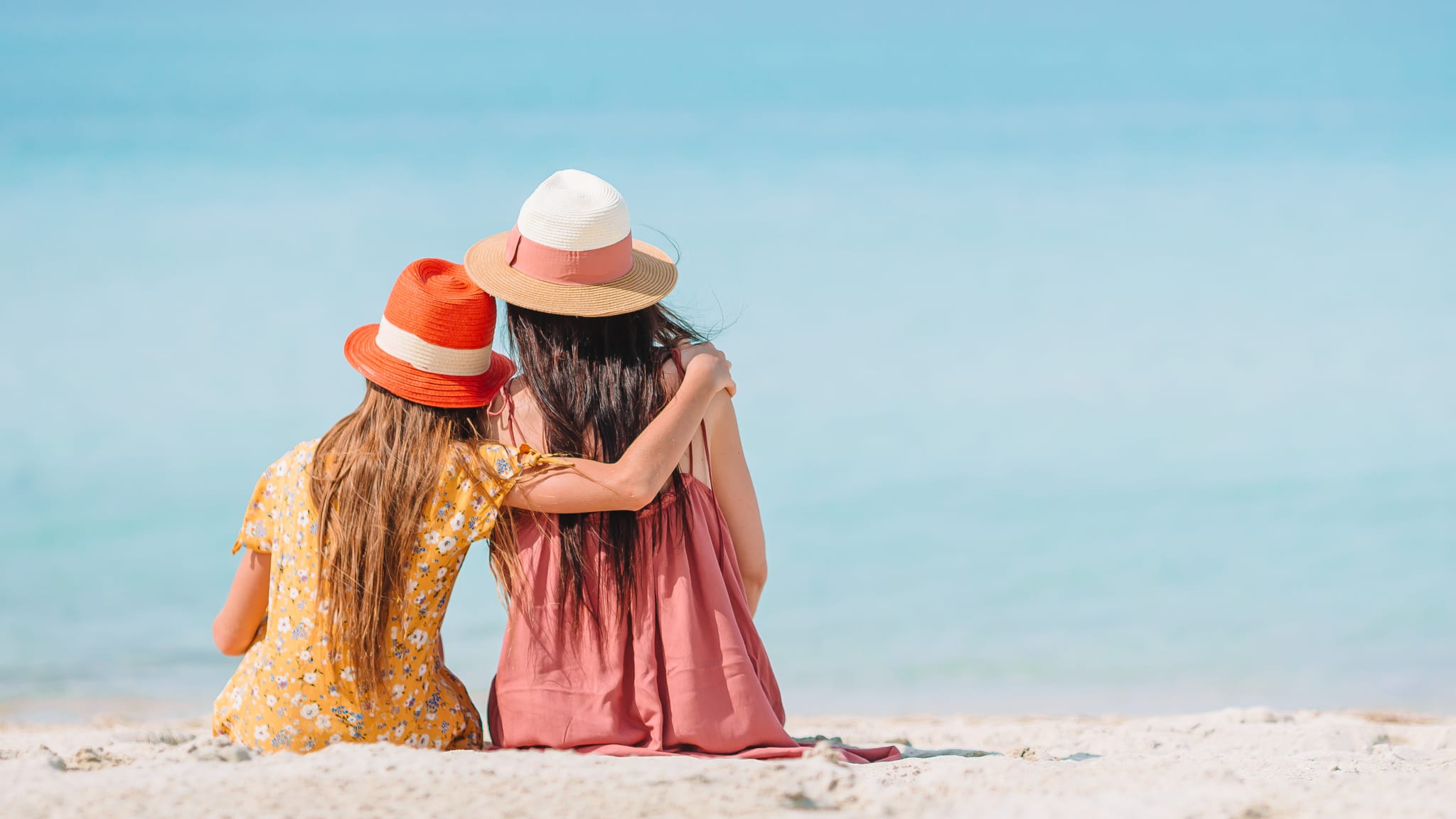 Mutter und Tochter am Strand auf Sardinien, Italien