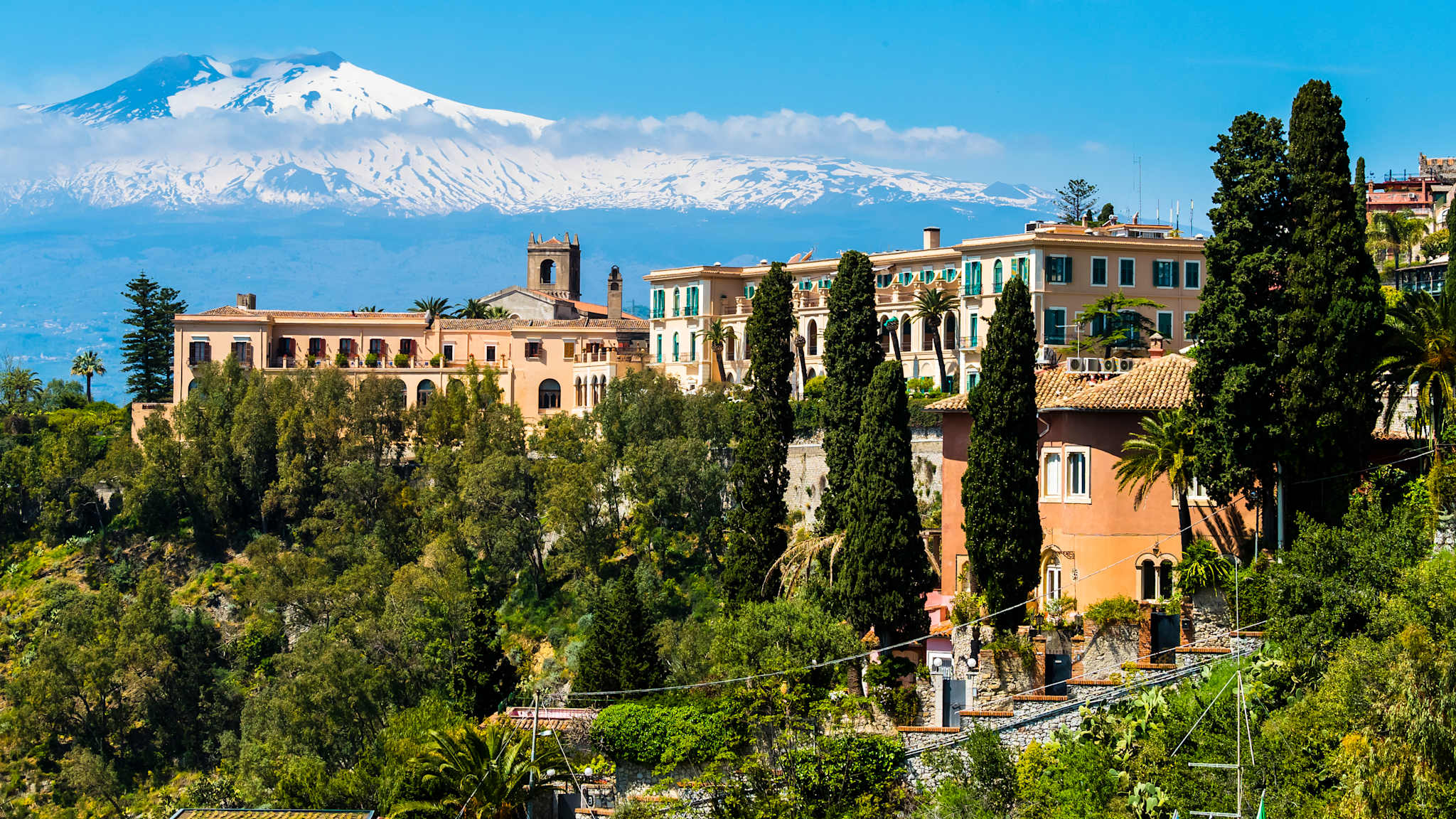 Italy, Sicily, Taormina, view to hotel with Mount Etna in the background