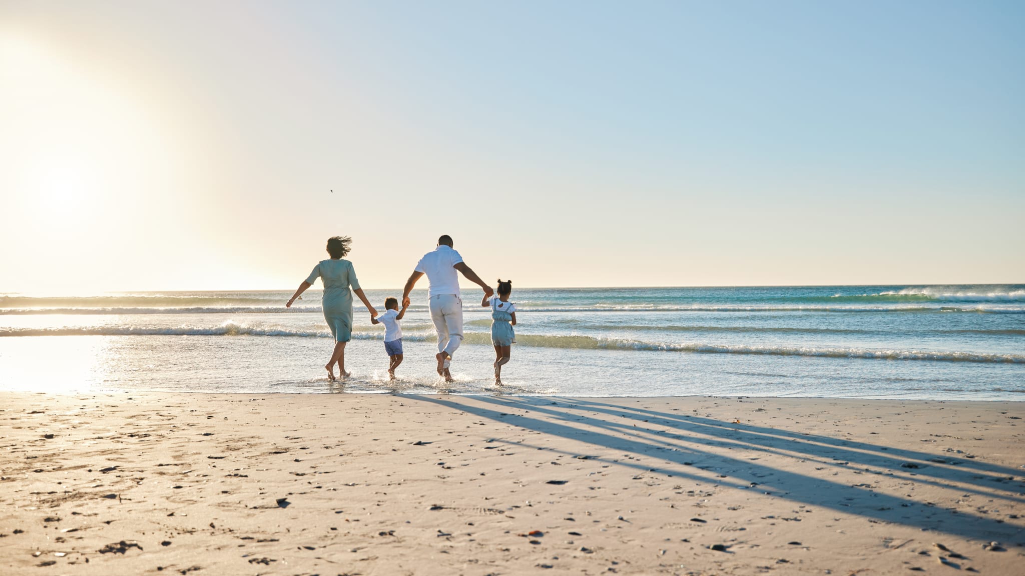 Familie am Strand im Urlaub