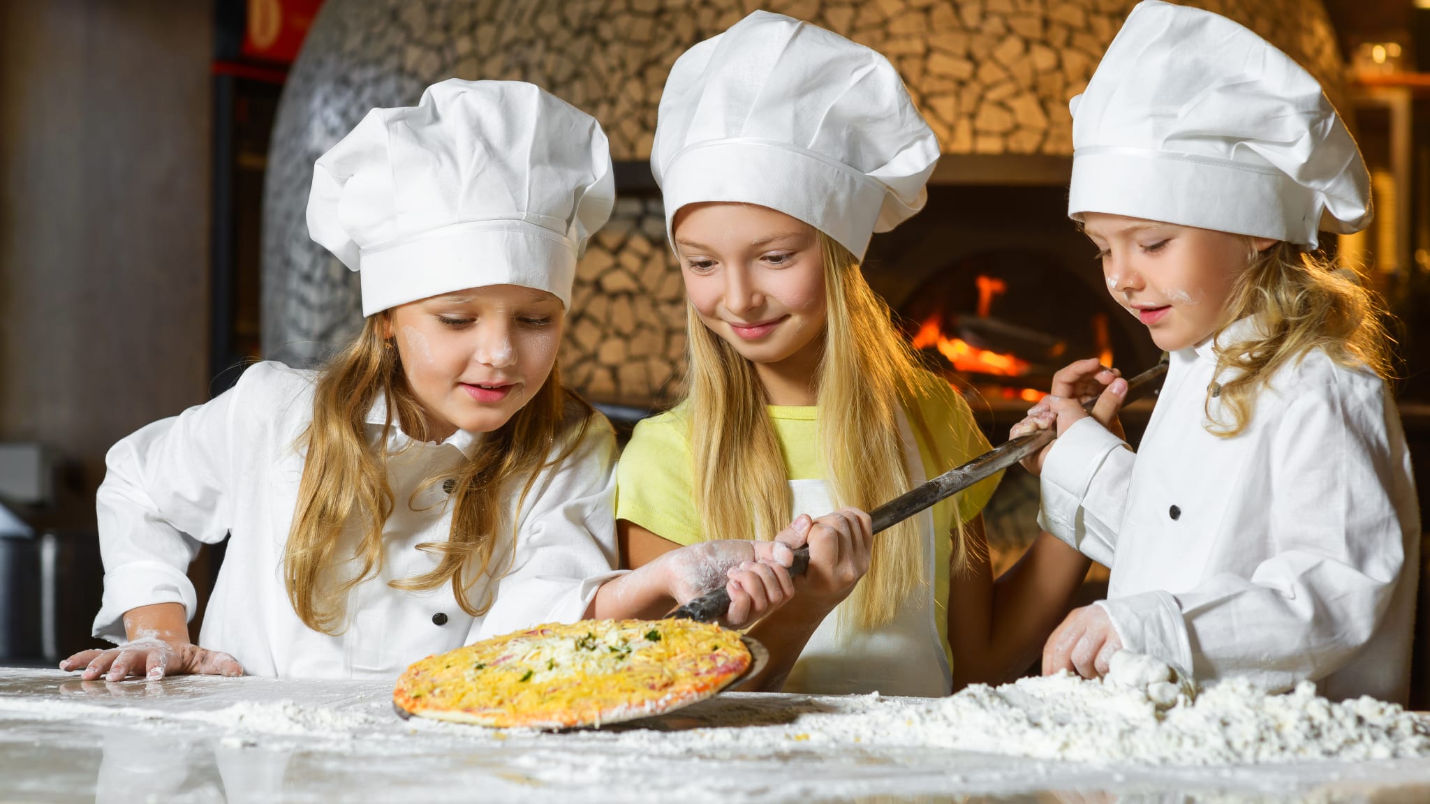 Kinder backen Pizza