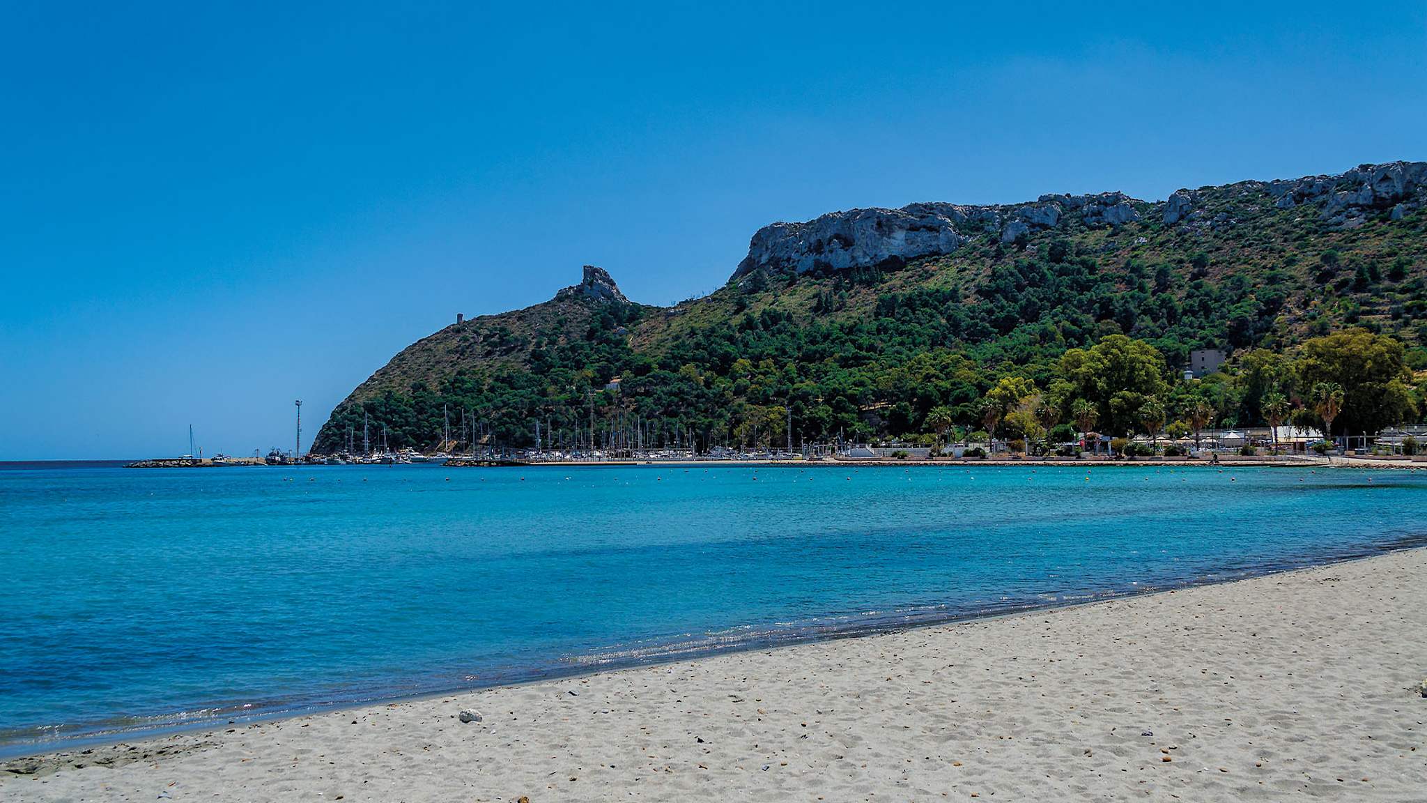 Strand Poetto mit Blick auf die Landzunge Sella del Diavolo, Cagliari