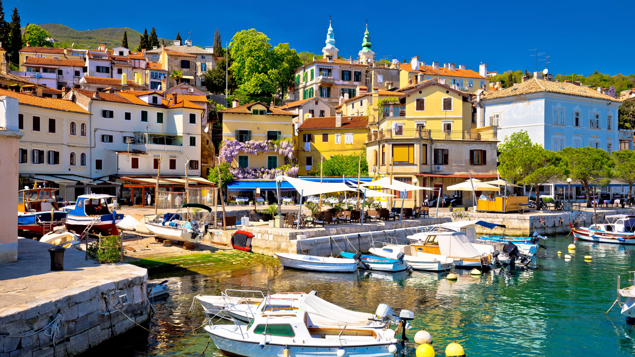 Idyllischen mediterranen Küste in Volosko Dorf, die Riviera von Opatija, Kvarner, Kroatien