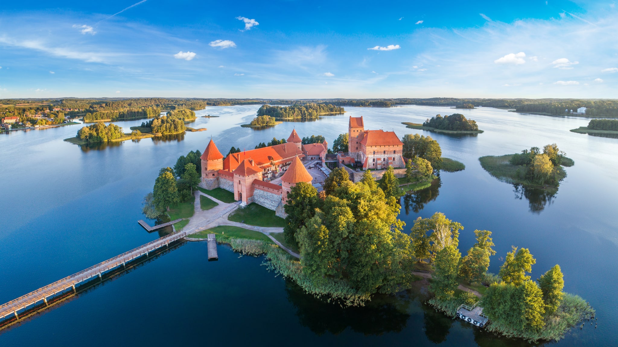 Blick auf die Mittelalterliche Trakai Burg im Galve See, Litauen