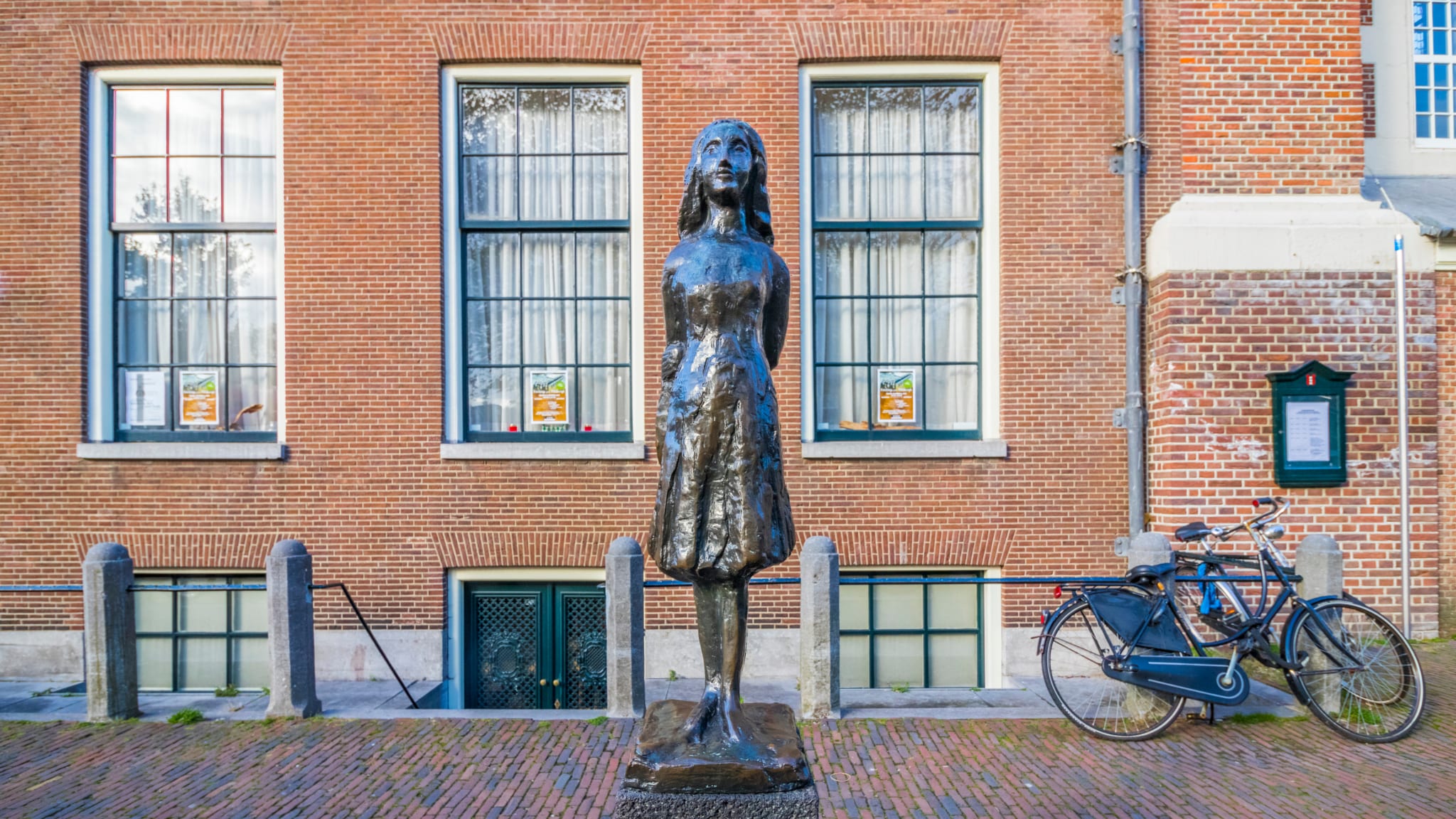Eine Statue von einem Backsteinhaus