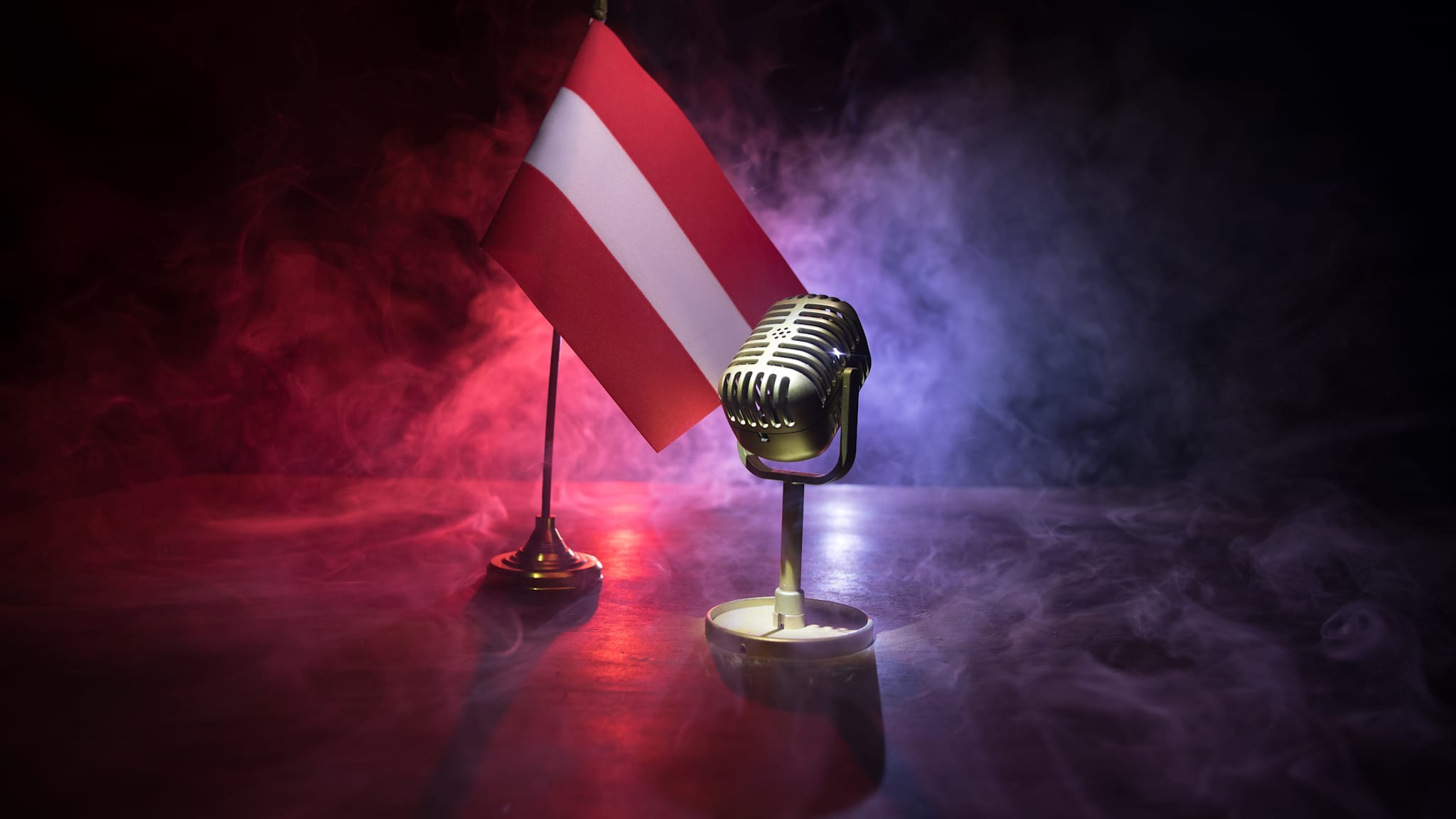 Mikrofon auf dem Hintergrund einer unscharfen Flagge Österreichs © zef art