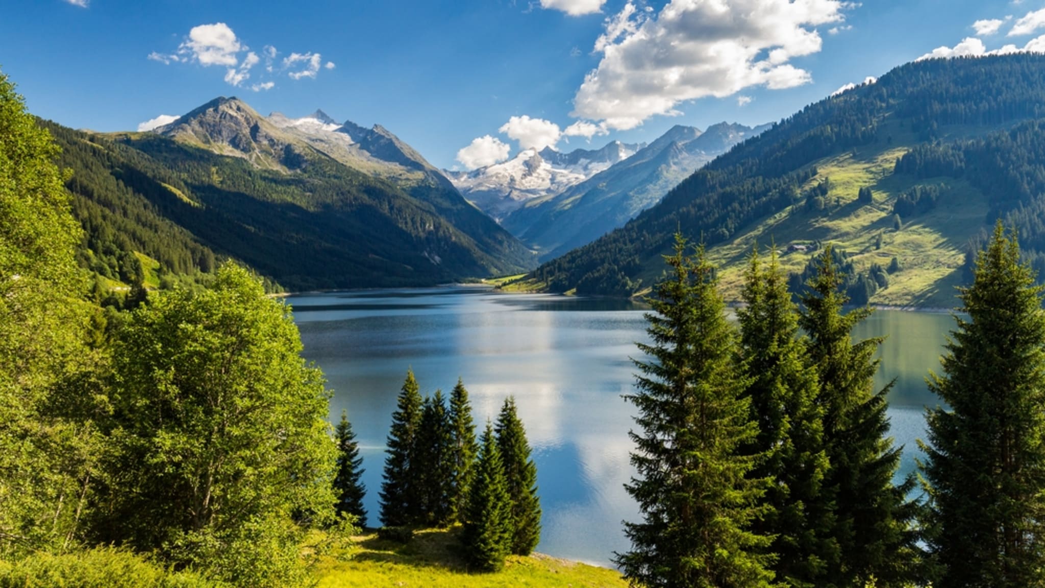 Ein großer See in einem Tal