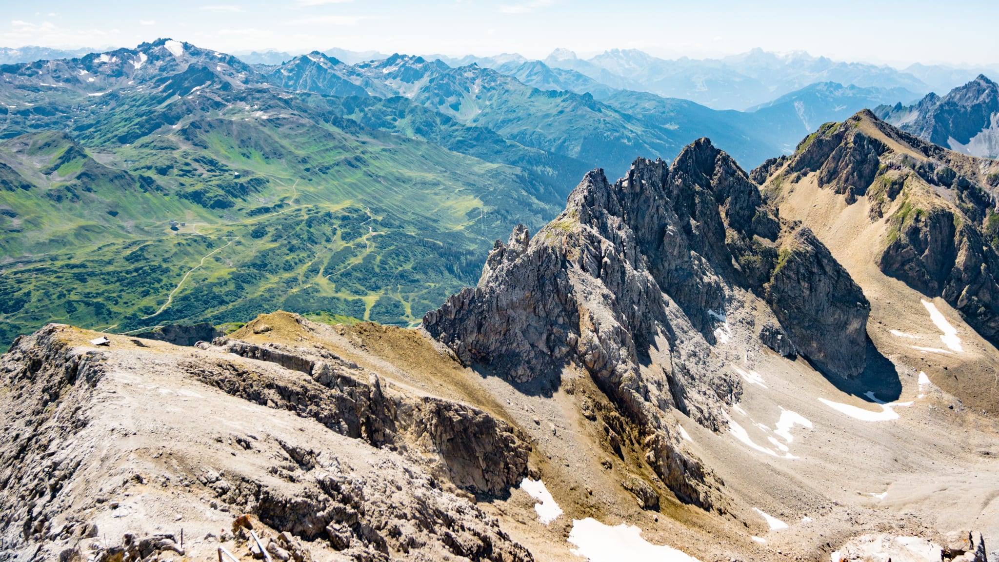 Eine spitze Gebirgskette