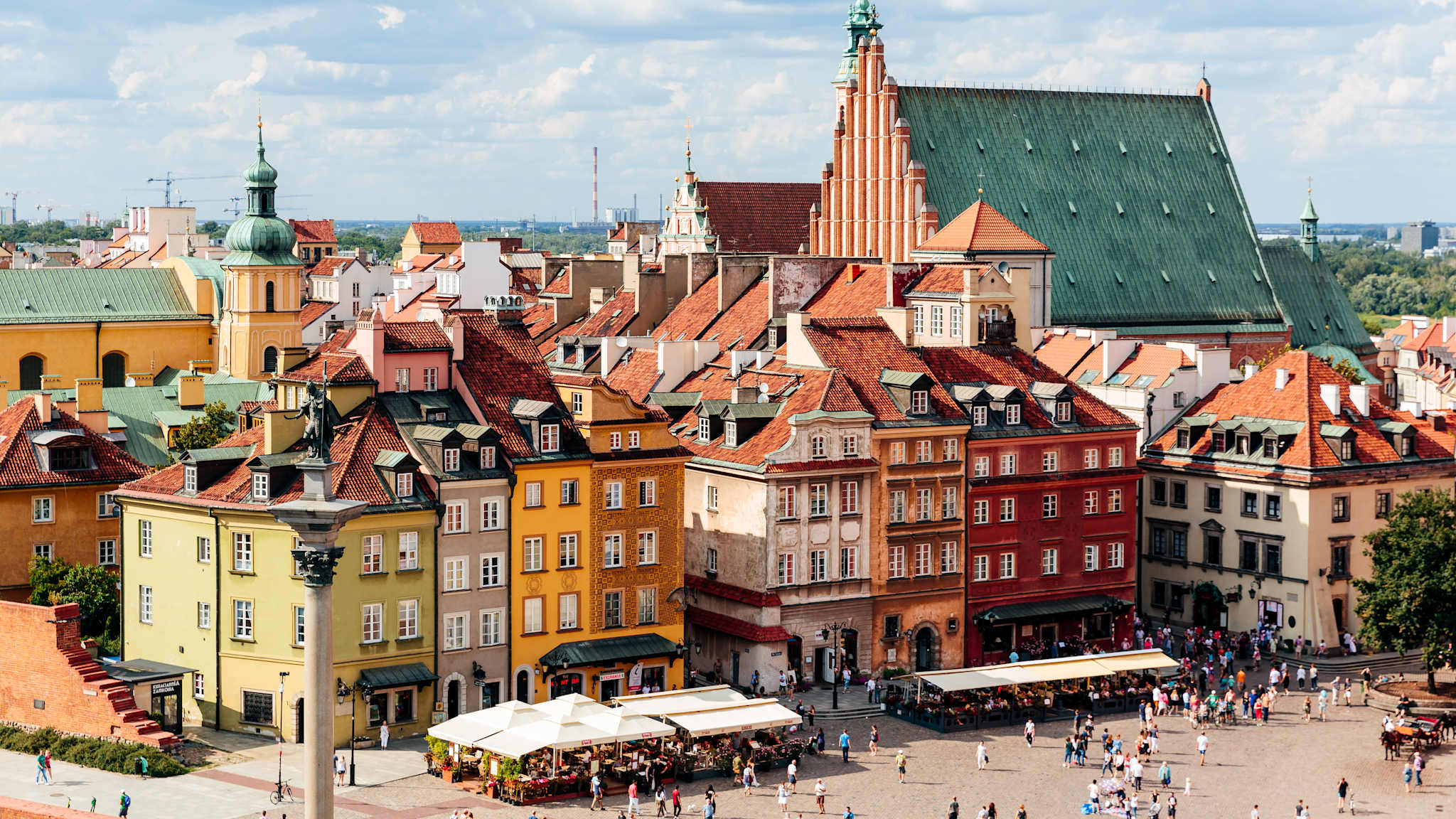 belebte Altstadt mit Skyline in Warschau