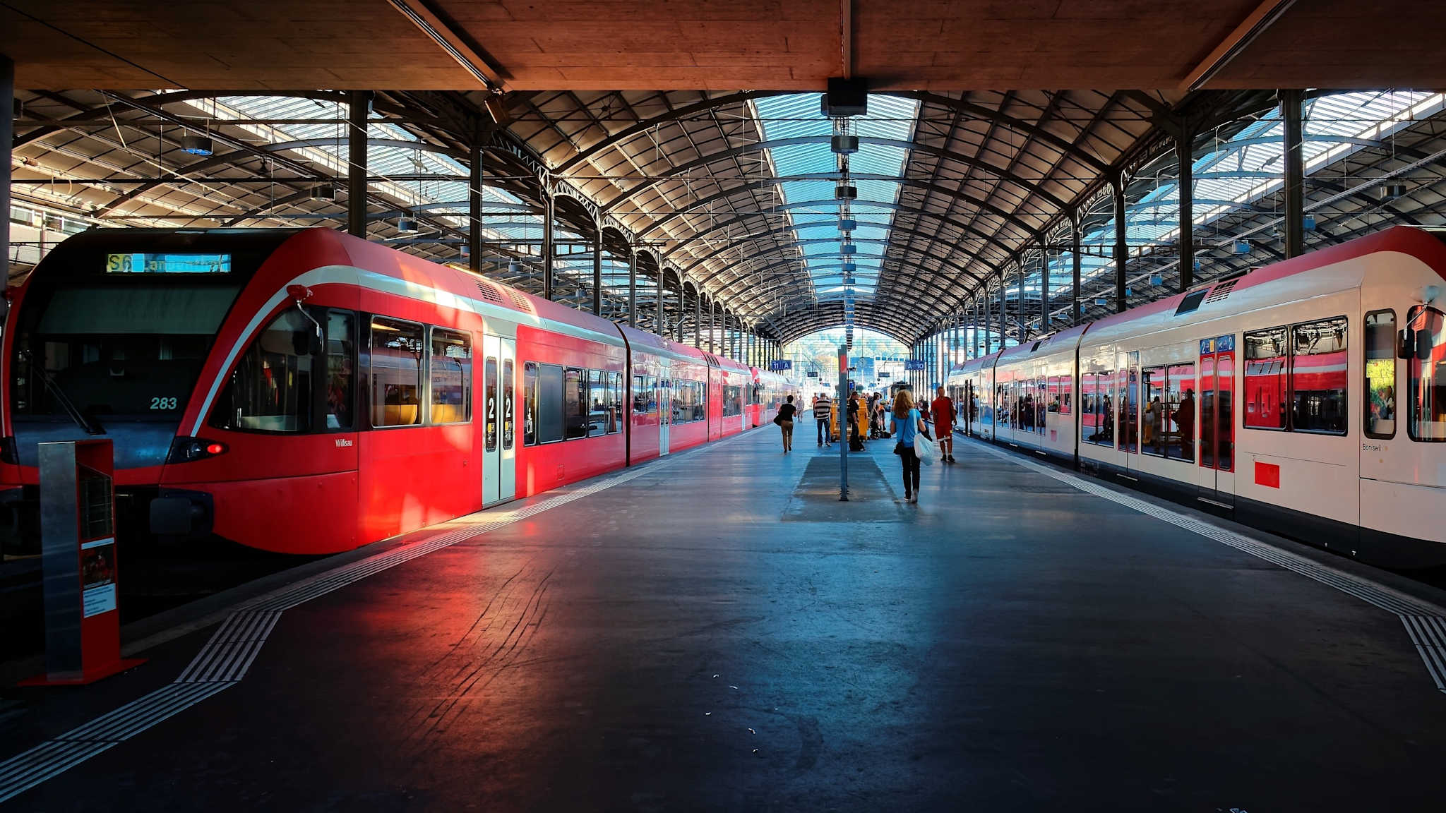 Bahnhofsteig im Hauptbahnhof Luzern, Schweiz © Shutterstock
