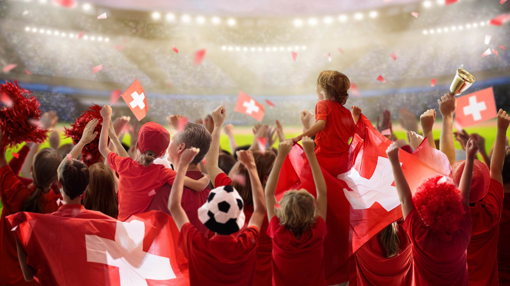 Schweizer Fußball-Fans feiern in einem Stadion © Shutterstock