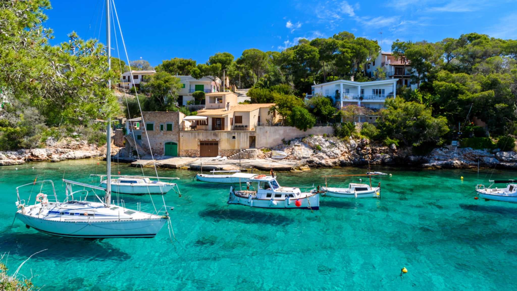 Boote in der Bucht von Cala Figuera auf Mallorca