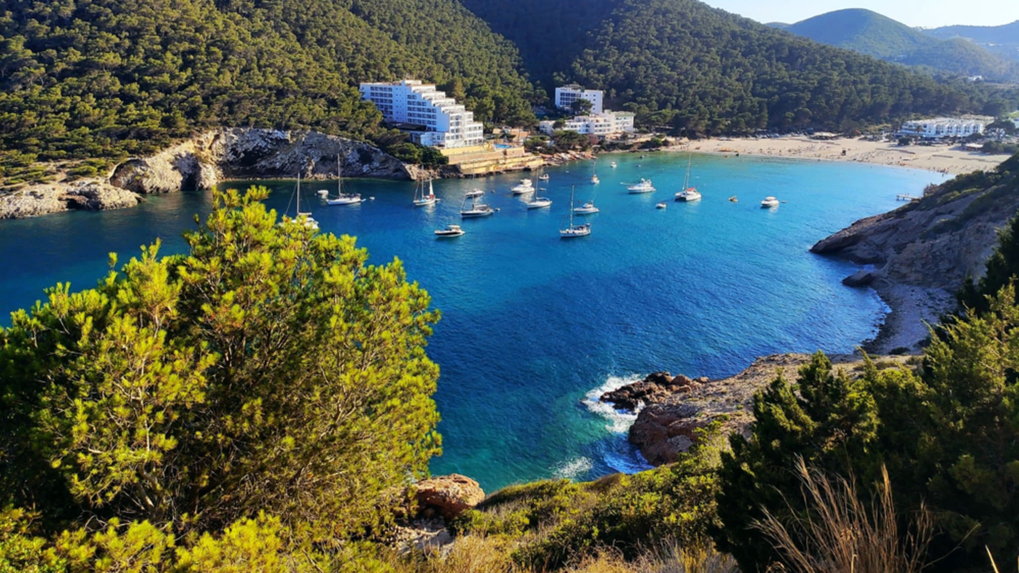 Boote in der Bucht von Cala Llonga auf Ibiza