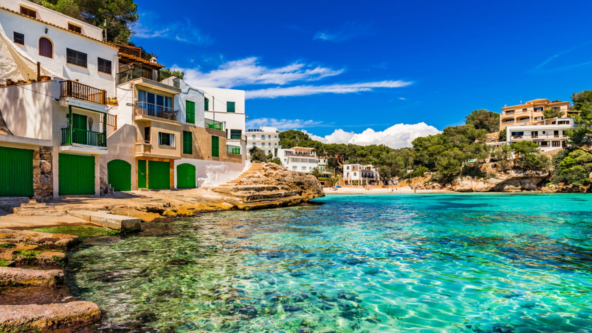 Glasklares Wasser der Cala Santanyi auf Mallorca