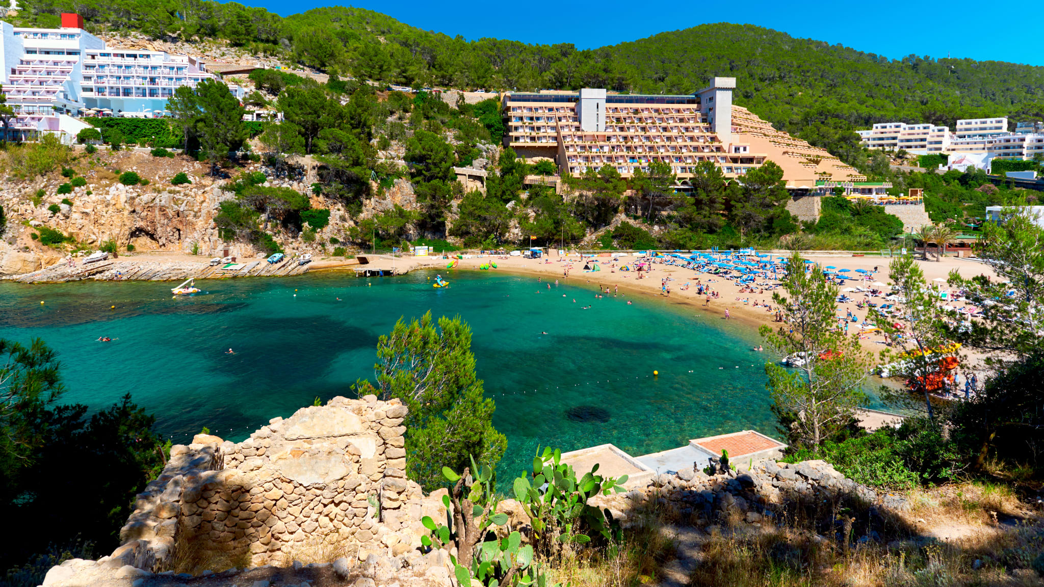 Blick auf den Strand Puerto de San Miguel, Ibiza © Shutterstock - Alex Tihonovs