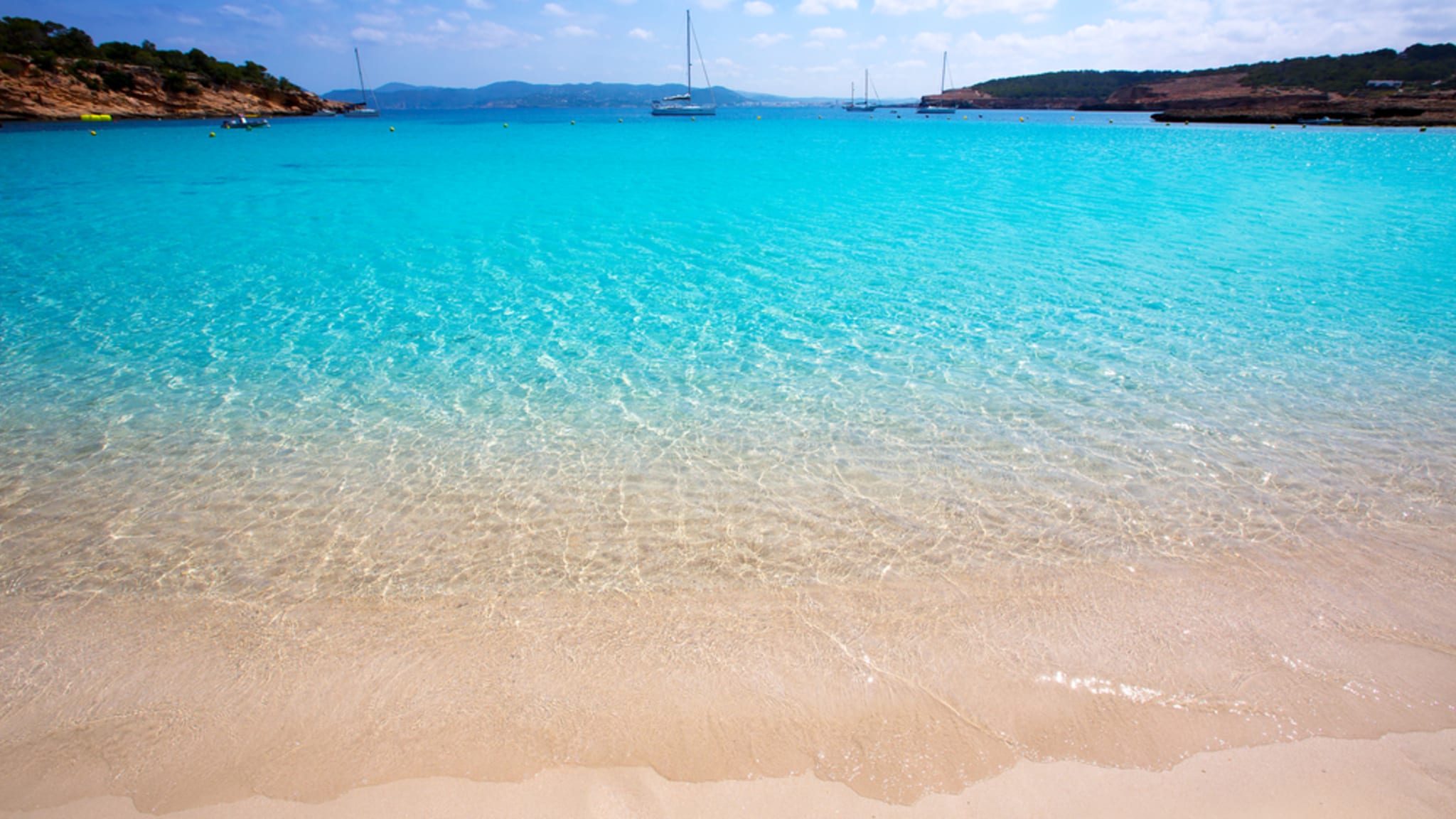 Klares Wasser am Strand von Cala Bassa auf Ibiza