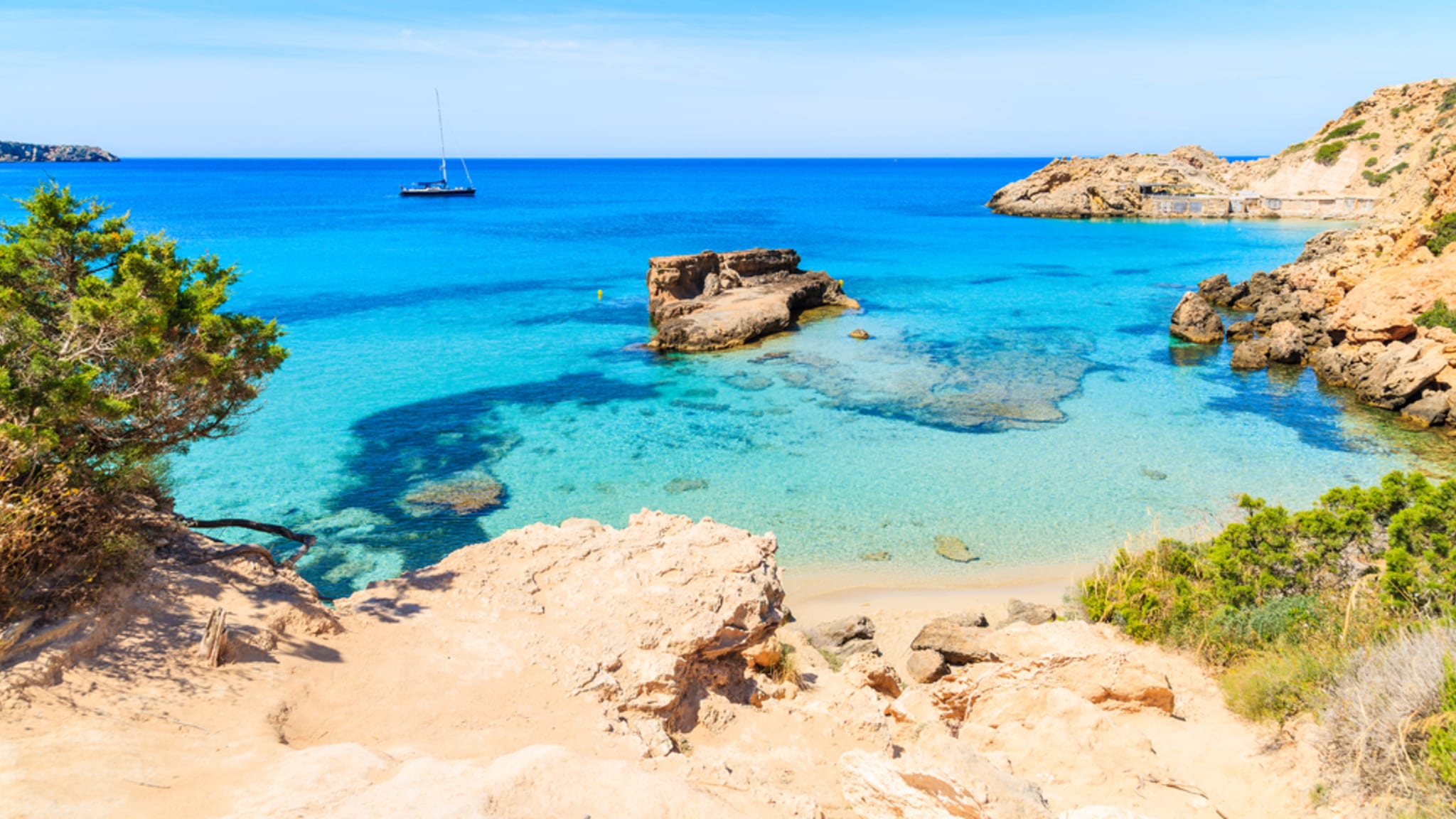 Kristallklares Wasser am Strand Cala Tarida auf Ibiza