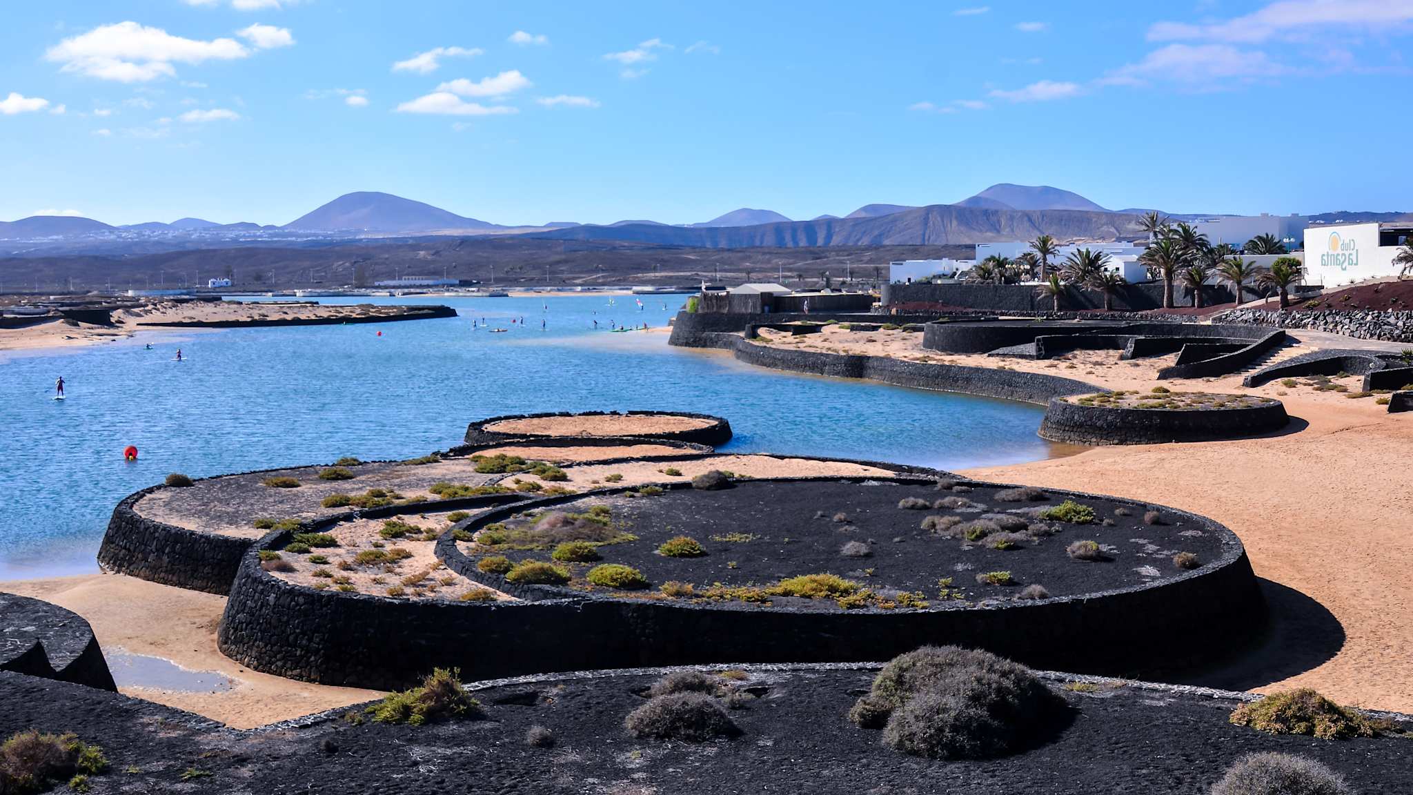 Ein Strand mit einer Bergkette im Hintergrund