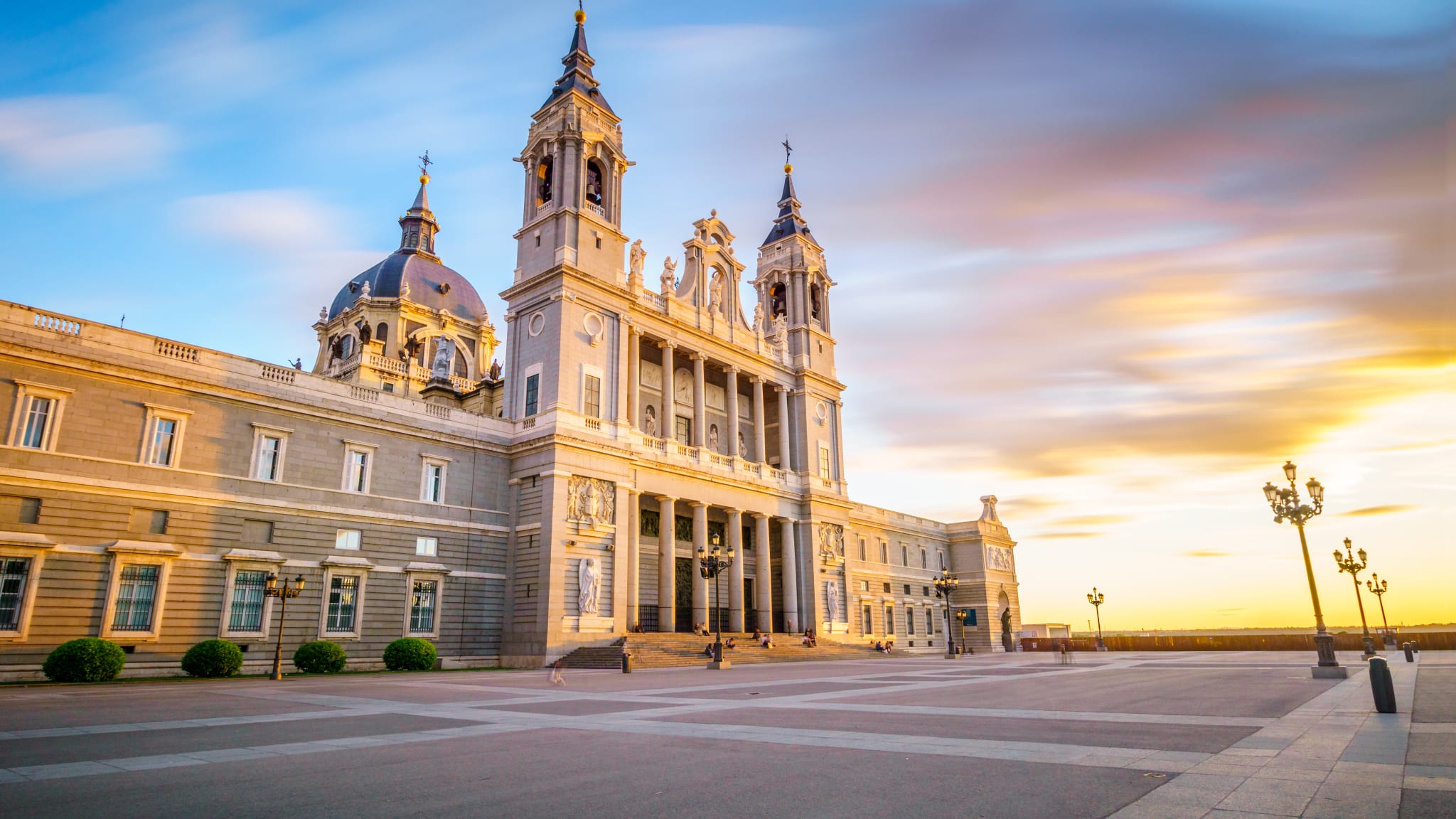 Die Almudena-Kathedrale in Madrid leuchtet im Abendlicht