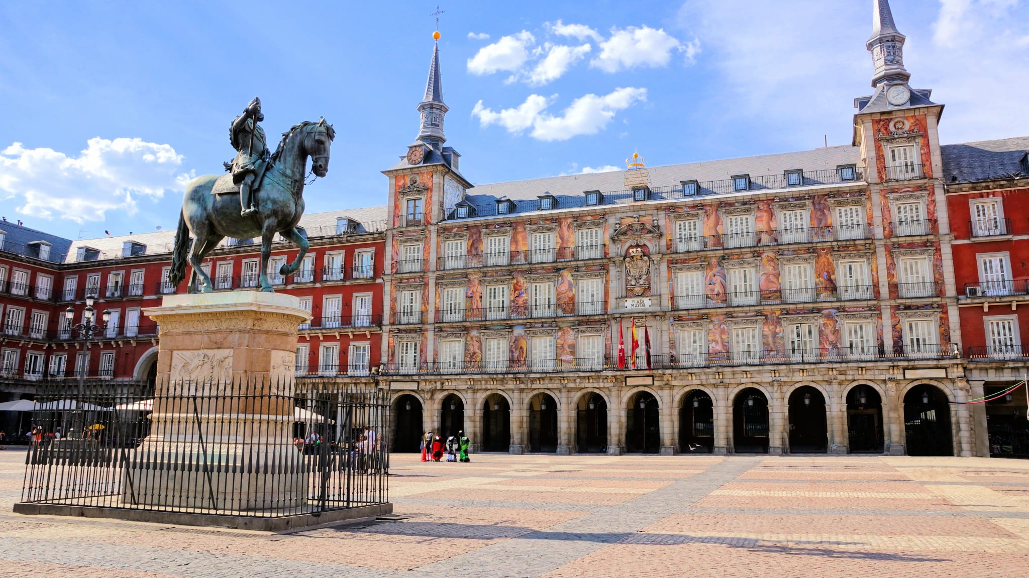 Der Plaza Mayor im Habsburger Viertel von Madrid. Links steht das Reiterbild von Philipp III.