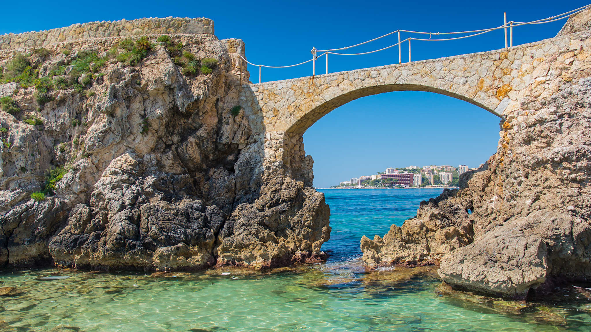 Steinbrücke am Strand, Cala Mayor, Mallorca