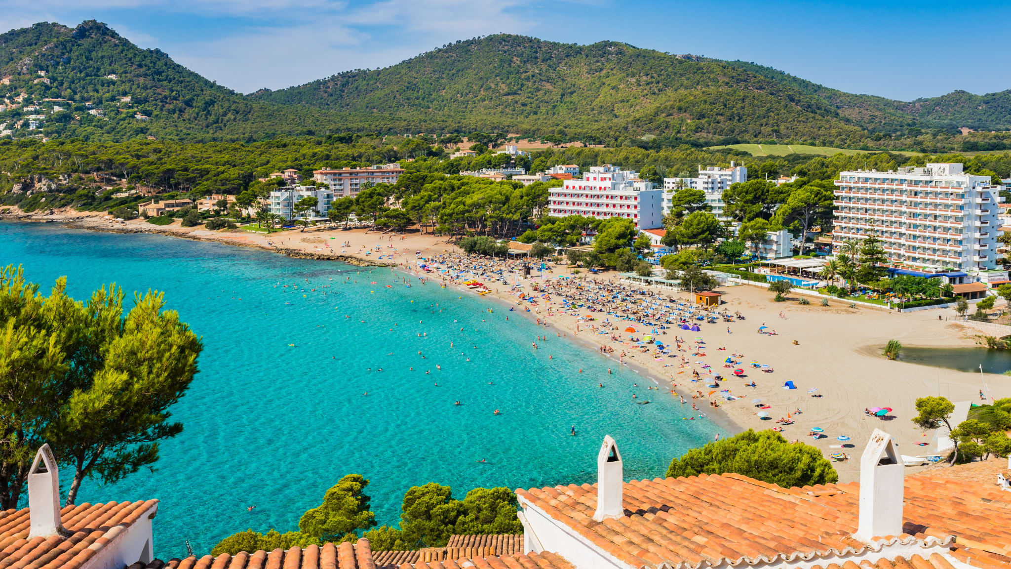 Blick auf einen gutbesuchten Strand