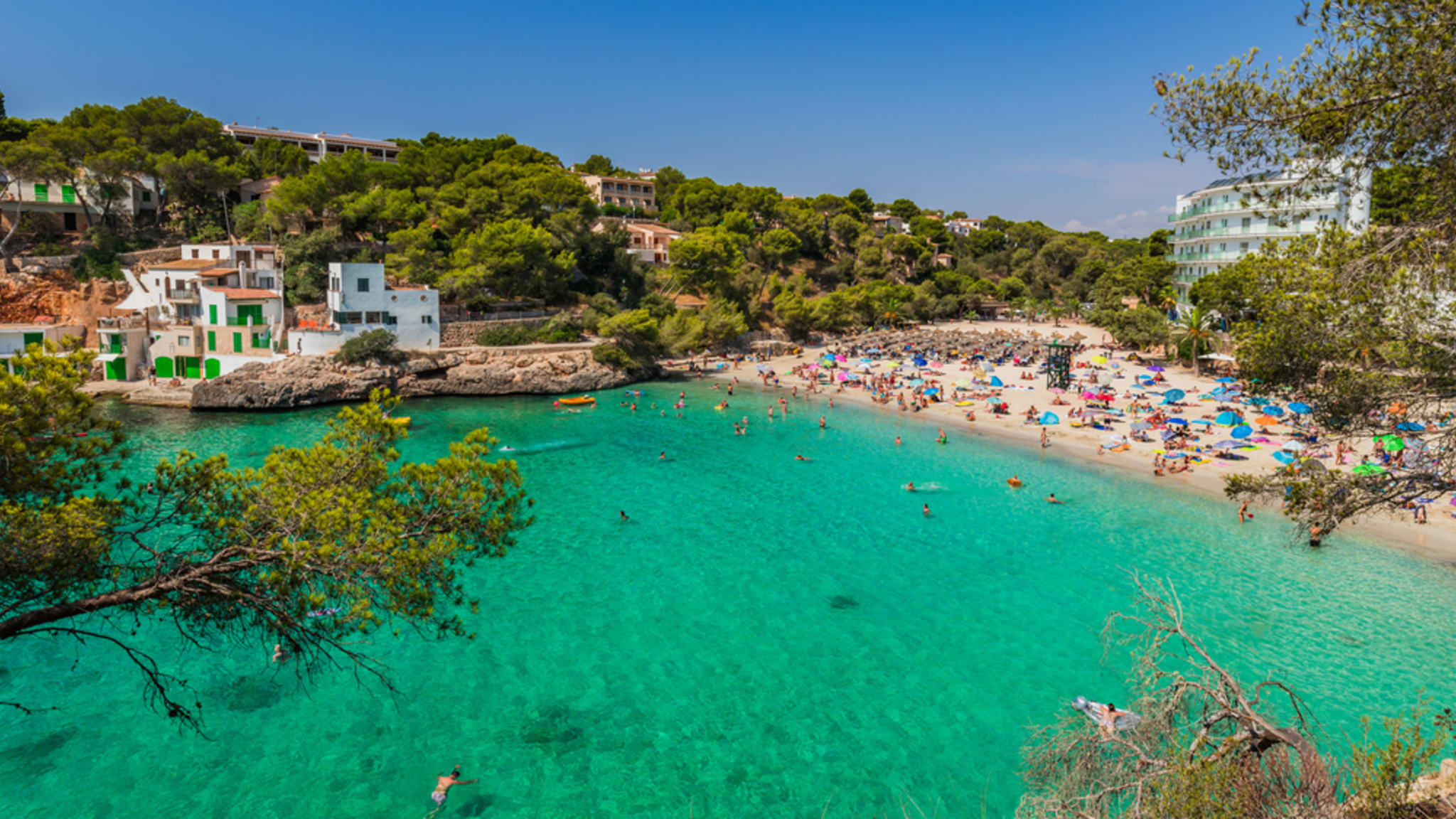 Voller Strand von Cala Santanyi auf Mallorca