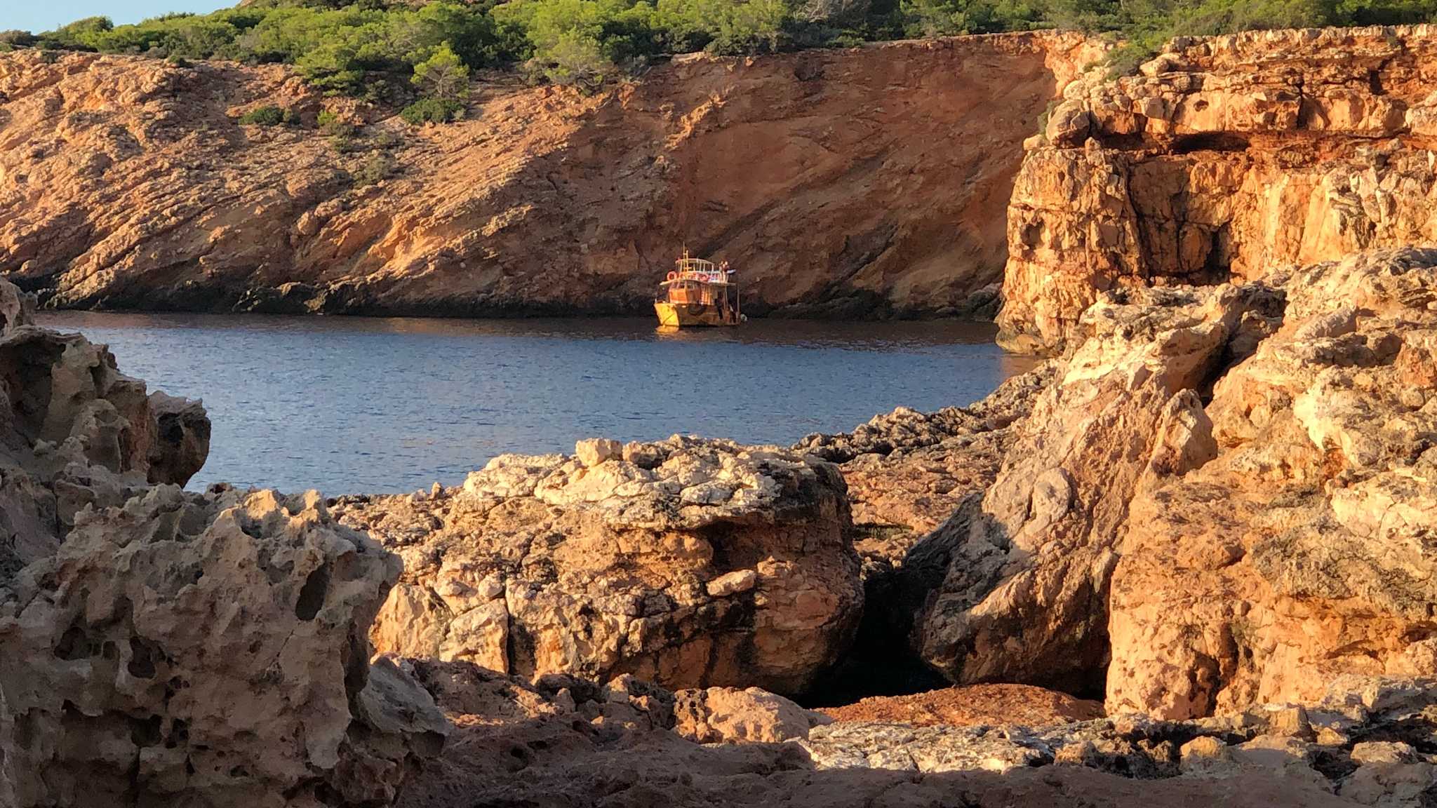 Eine Bucht mit einem Boot