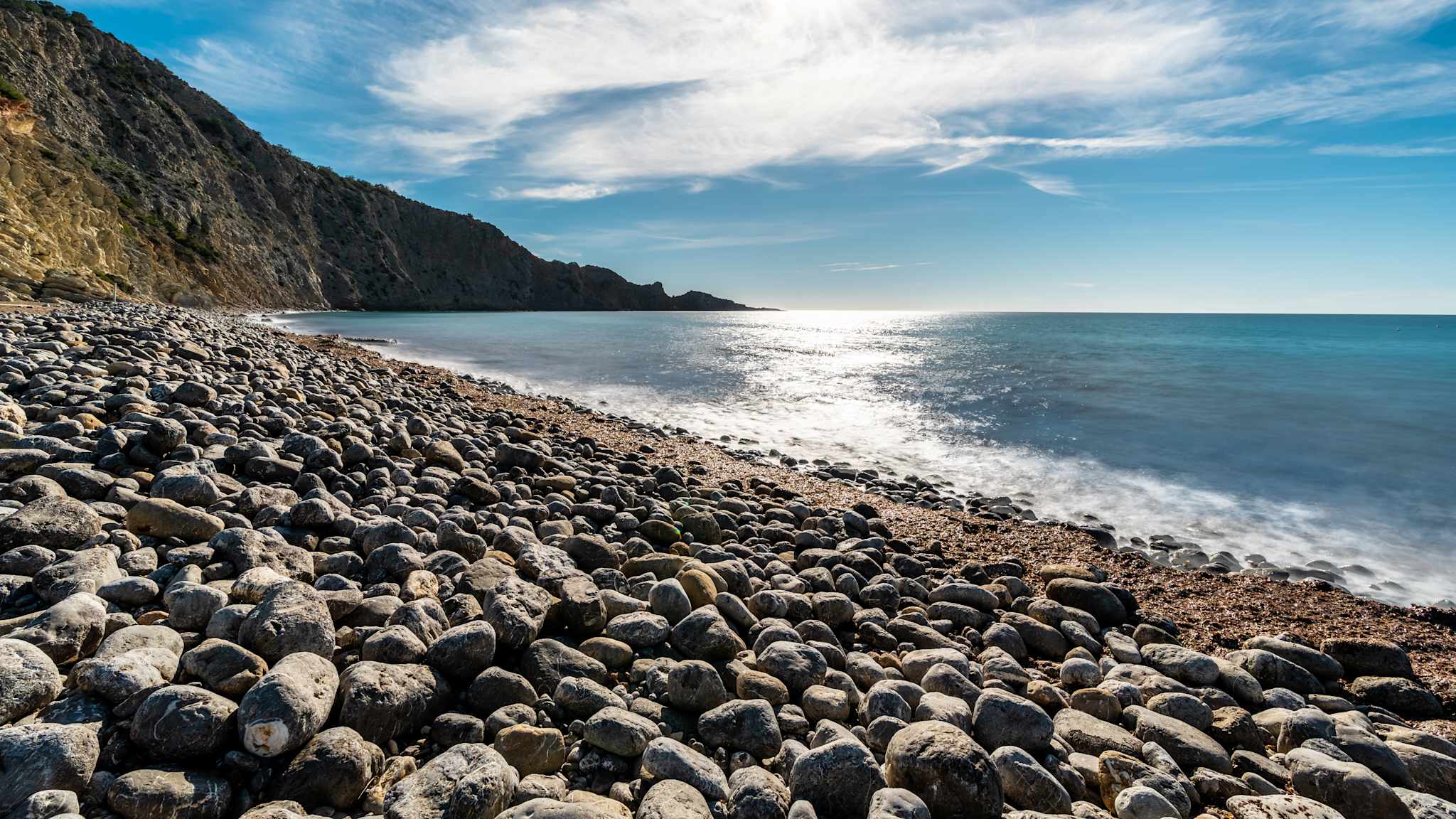 Ein steiniger Strand mit Klippen