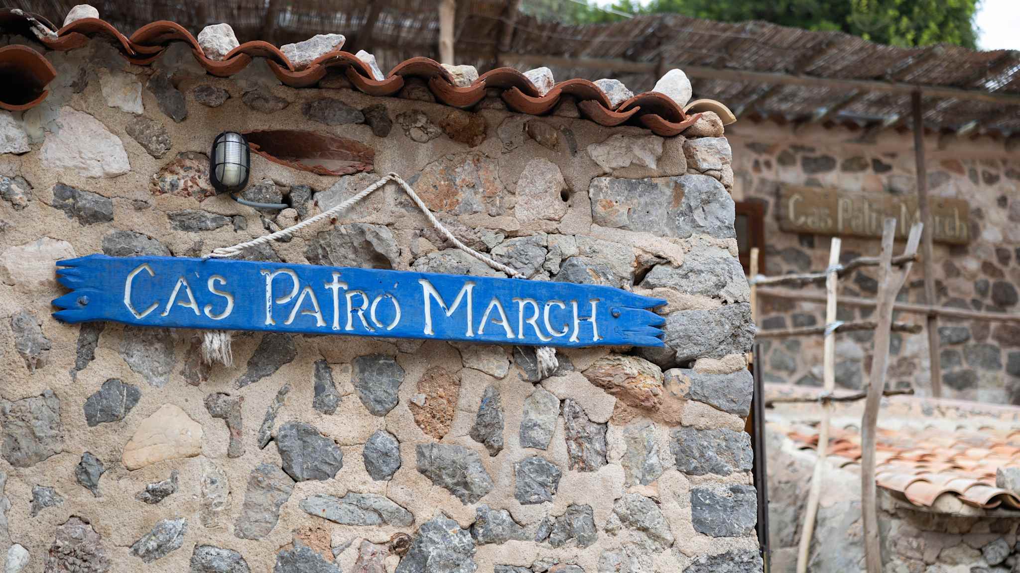 Schild zum Restaurant Ca´s Patro March in Cala Deià auf Mallorca, Spanien