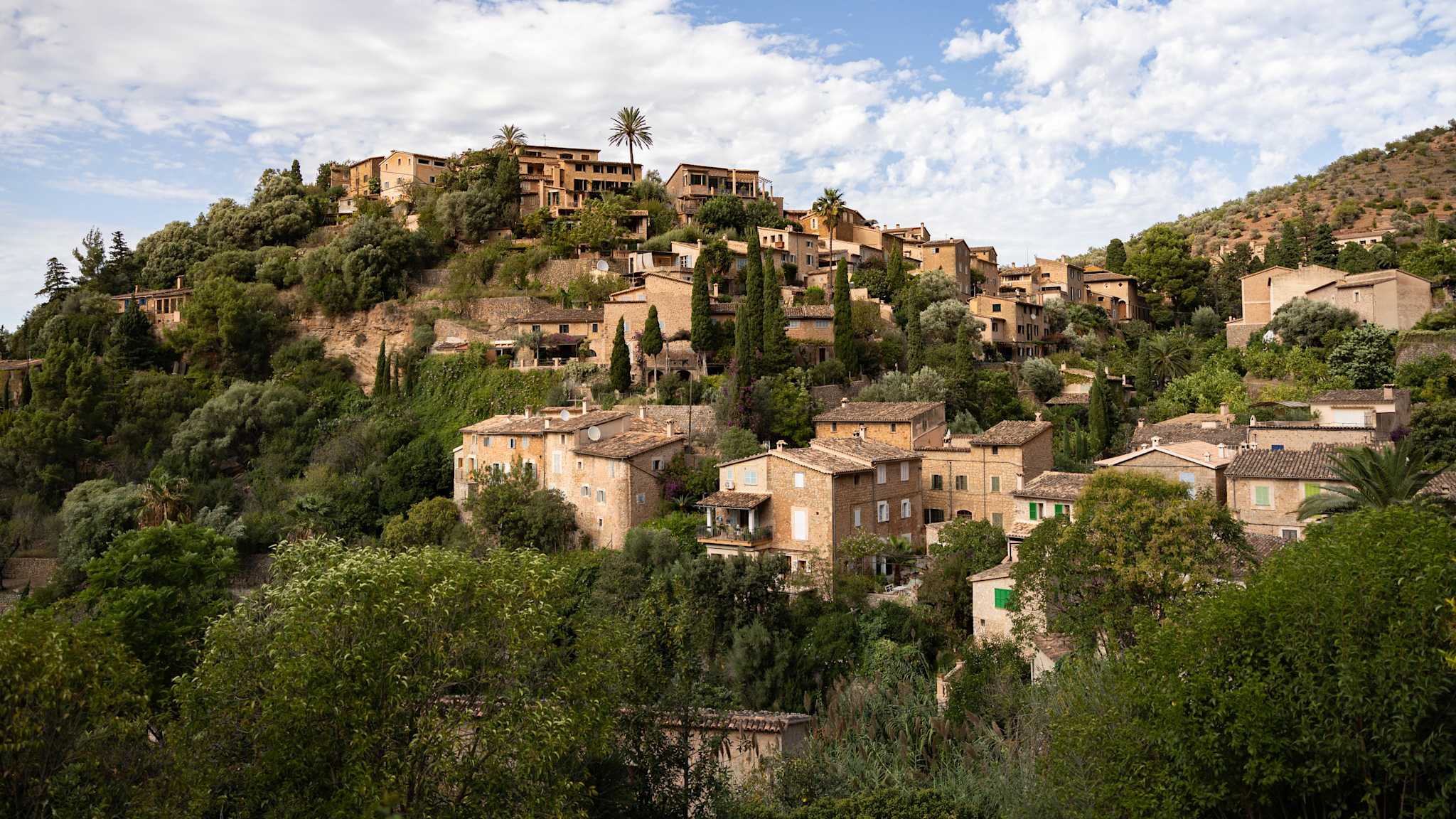 Ausblick auf die Stadt Deià auf Mallorca, Spanien