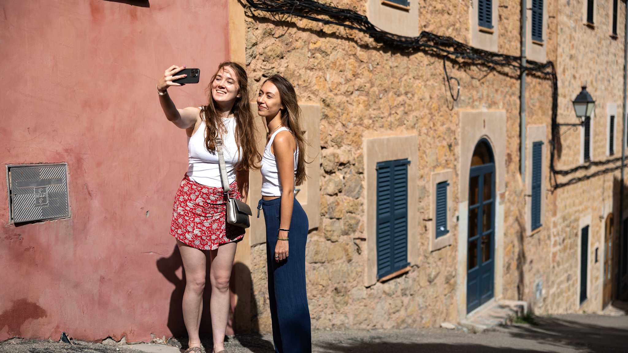 Zwei Freundinnen machen ein Foto in Deià auf Mallorca, Spanien