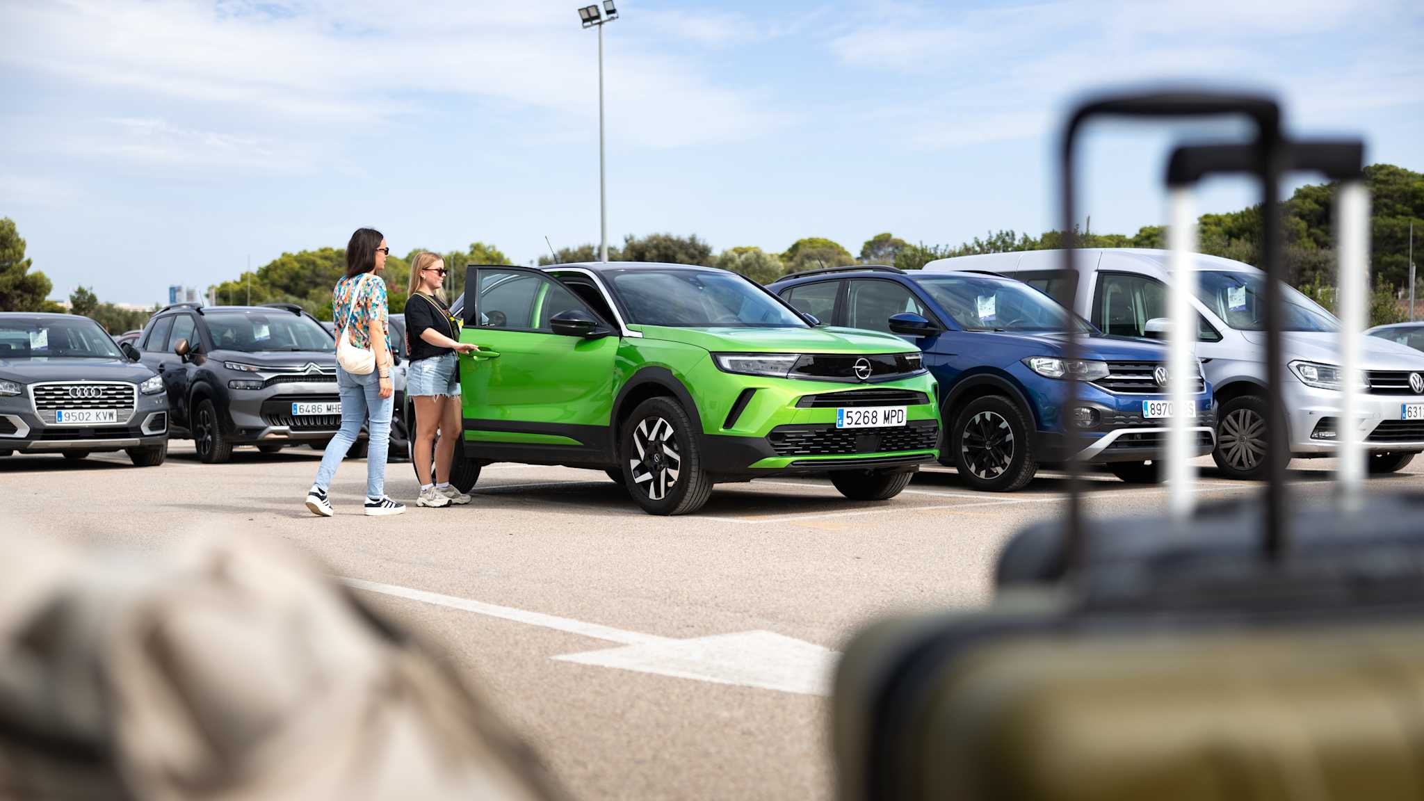 Parkplatz mit Mietwagen auf Mallorca, Spanien
