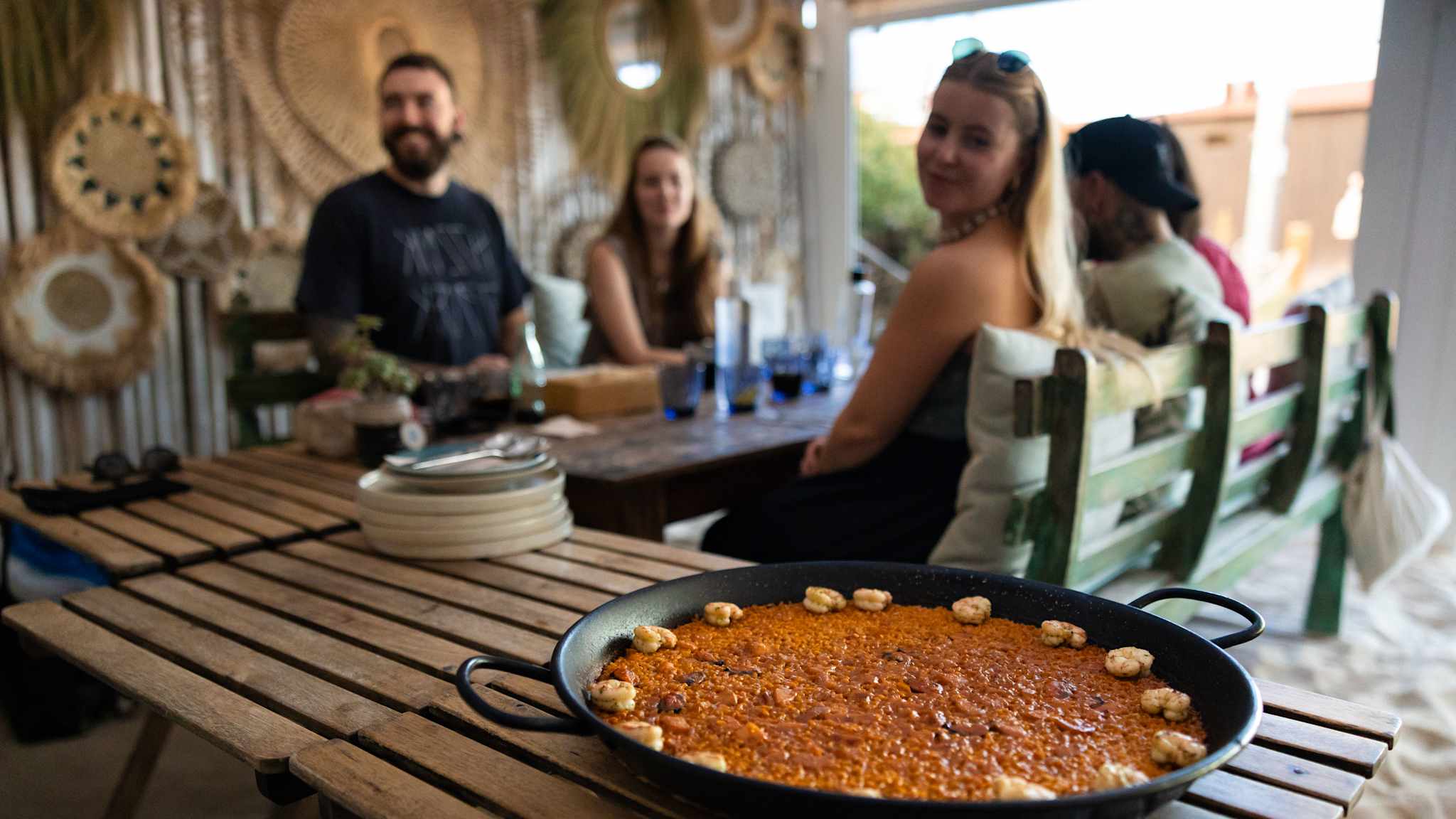 Paella im Restaurant Ponderosa Beach Club am Playa de Muro auf Mallorca, Spanien