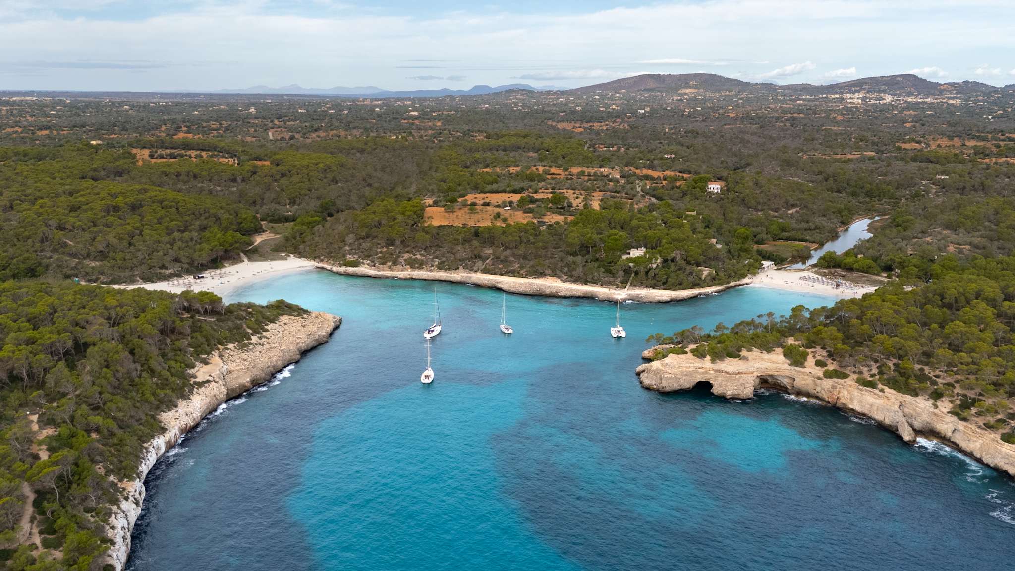 Luftaufnahme von S`Amarador und Parc Natural de Mondrago auf Mallora, Spanien