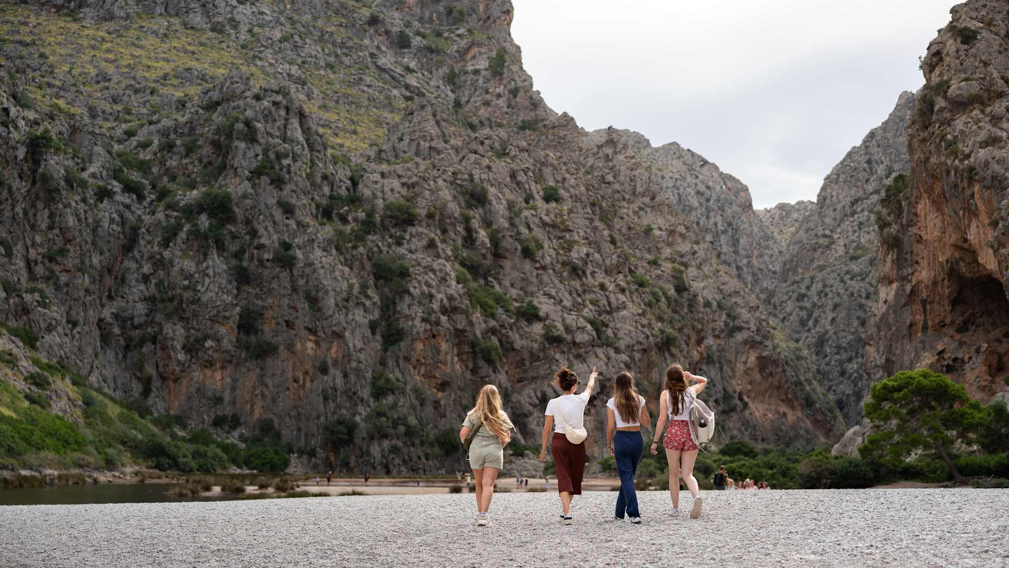 Freundinnen am Strand von Torrent de Pareis auf Mallorca, Spanien