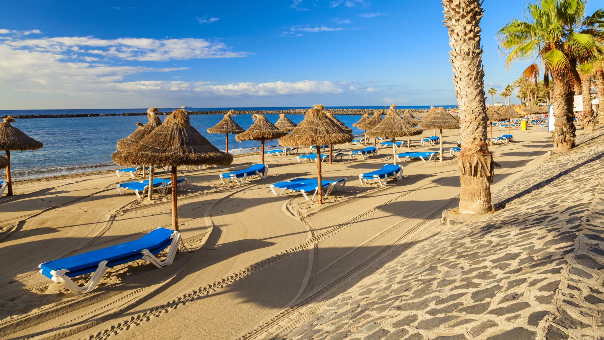 Ein Strand mit Strohschirmen.