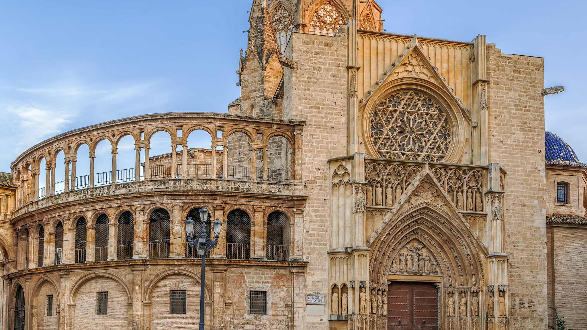Ein Kathedrale auf hellem Stein mit Verzierungen