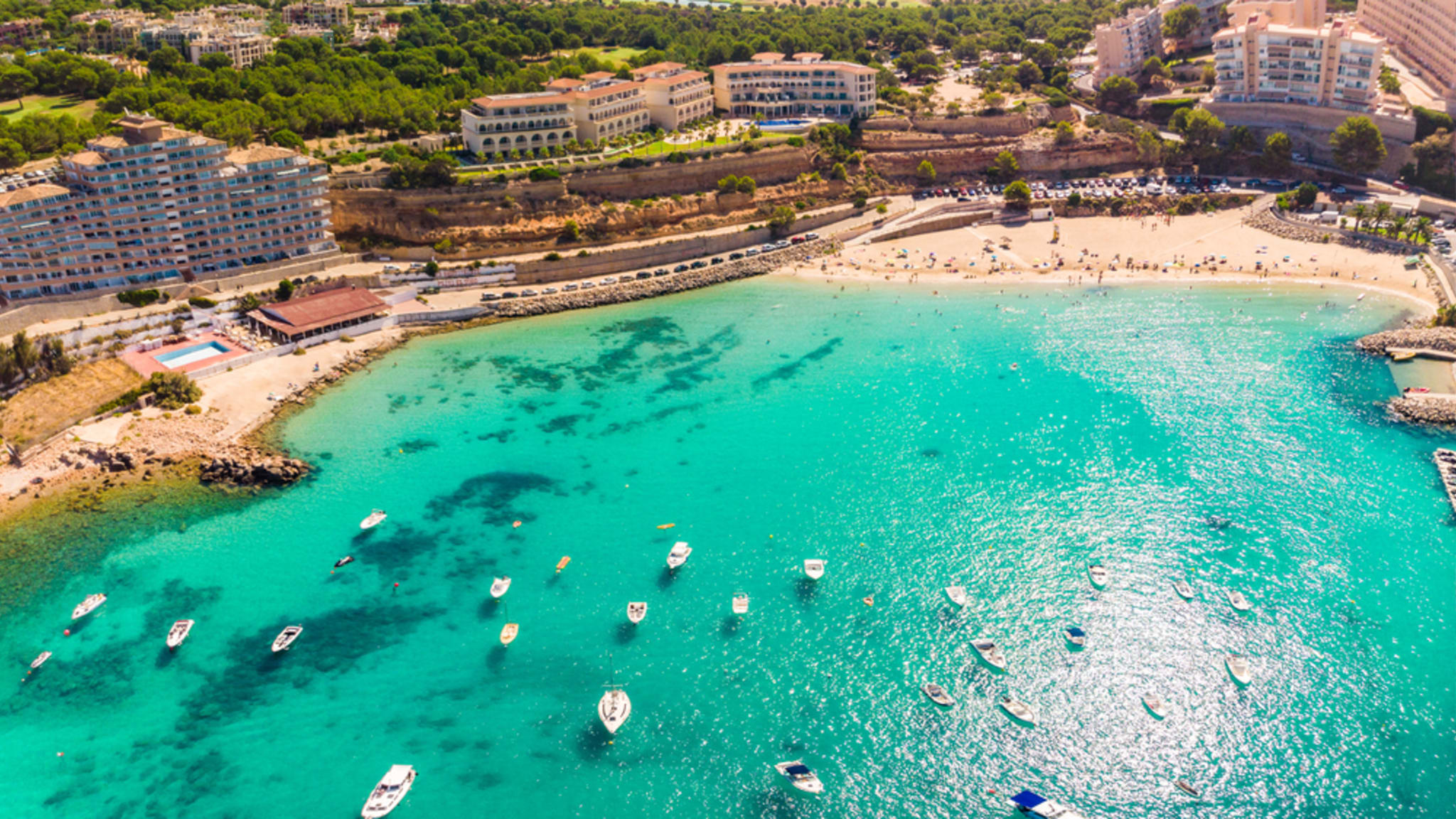 Vogelperspektive auf den Playa El Toro auf Mallorca