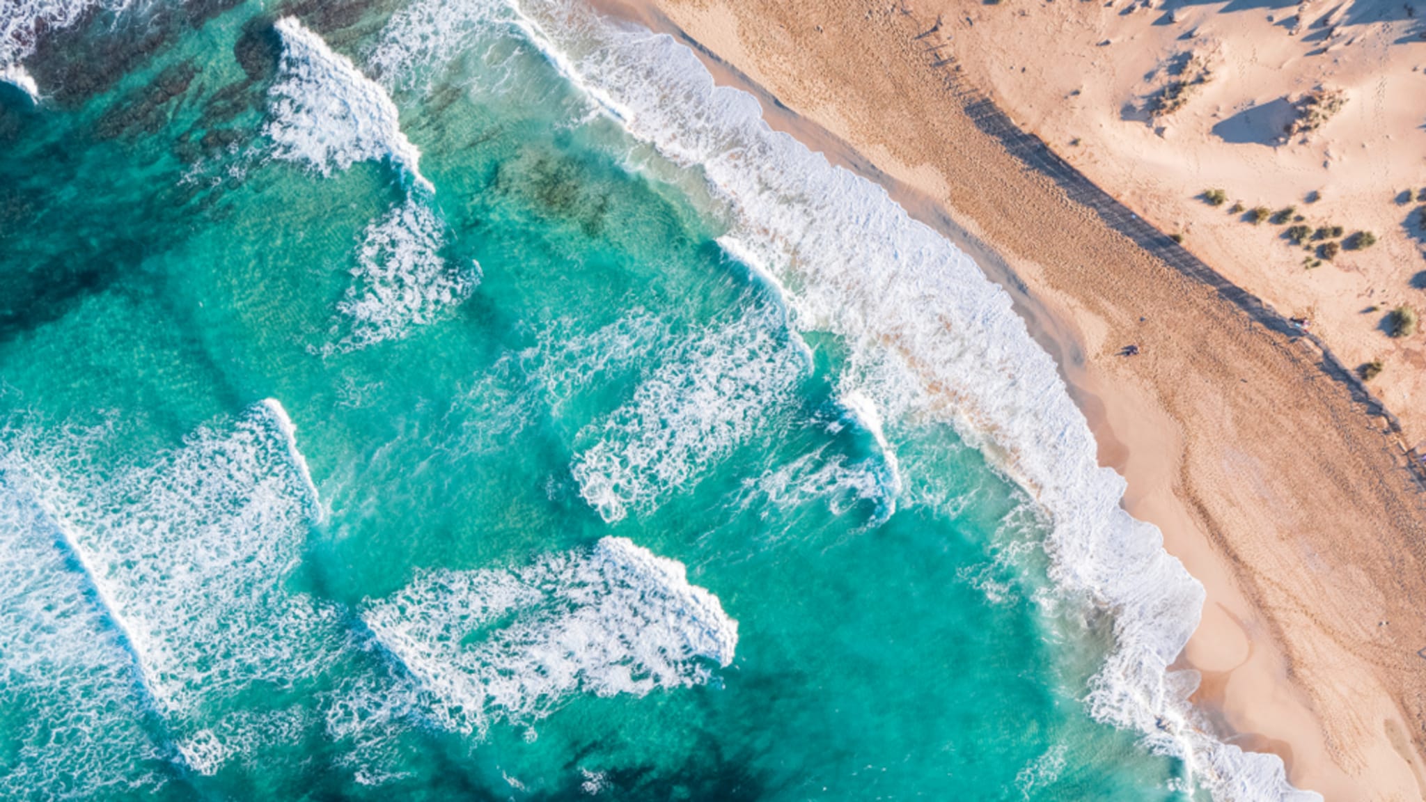 Vogelperspektive auf den Strand von Cala Mesquida auf Mallorca
