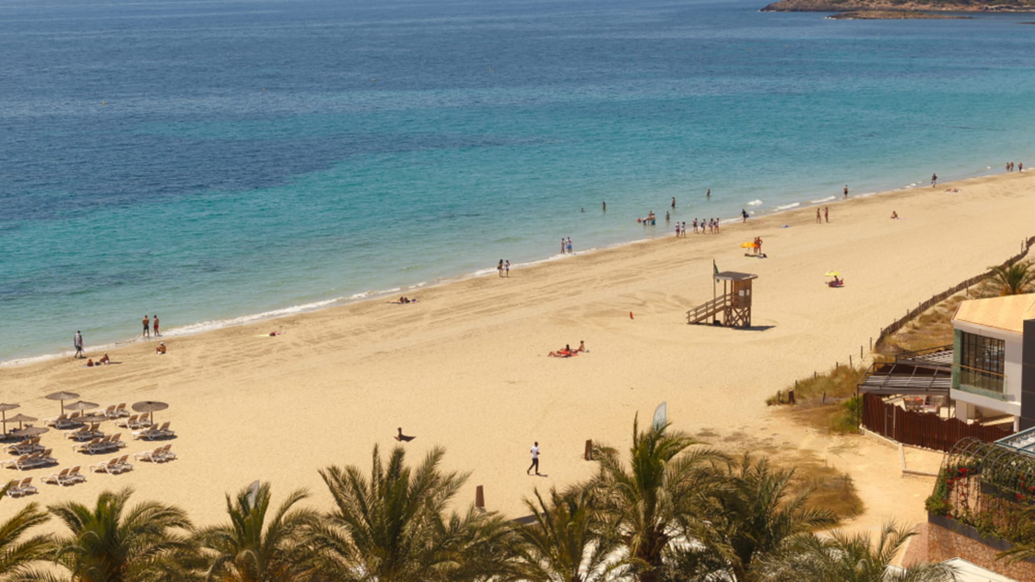 Vogelperspektive des Playa d'en Bossa auf Ibiza
