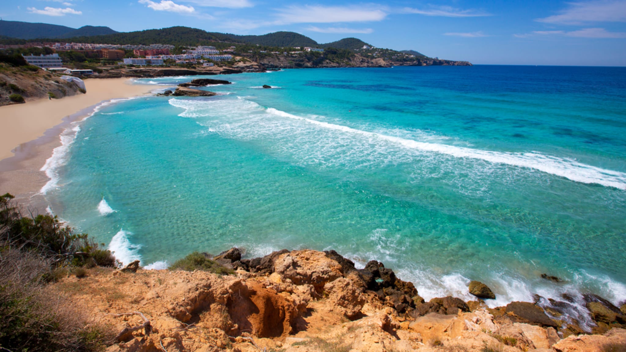 Wellen am Strand von Cala Tarida auf Ibiza