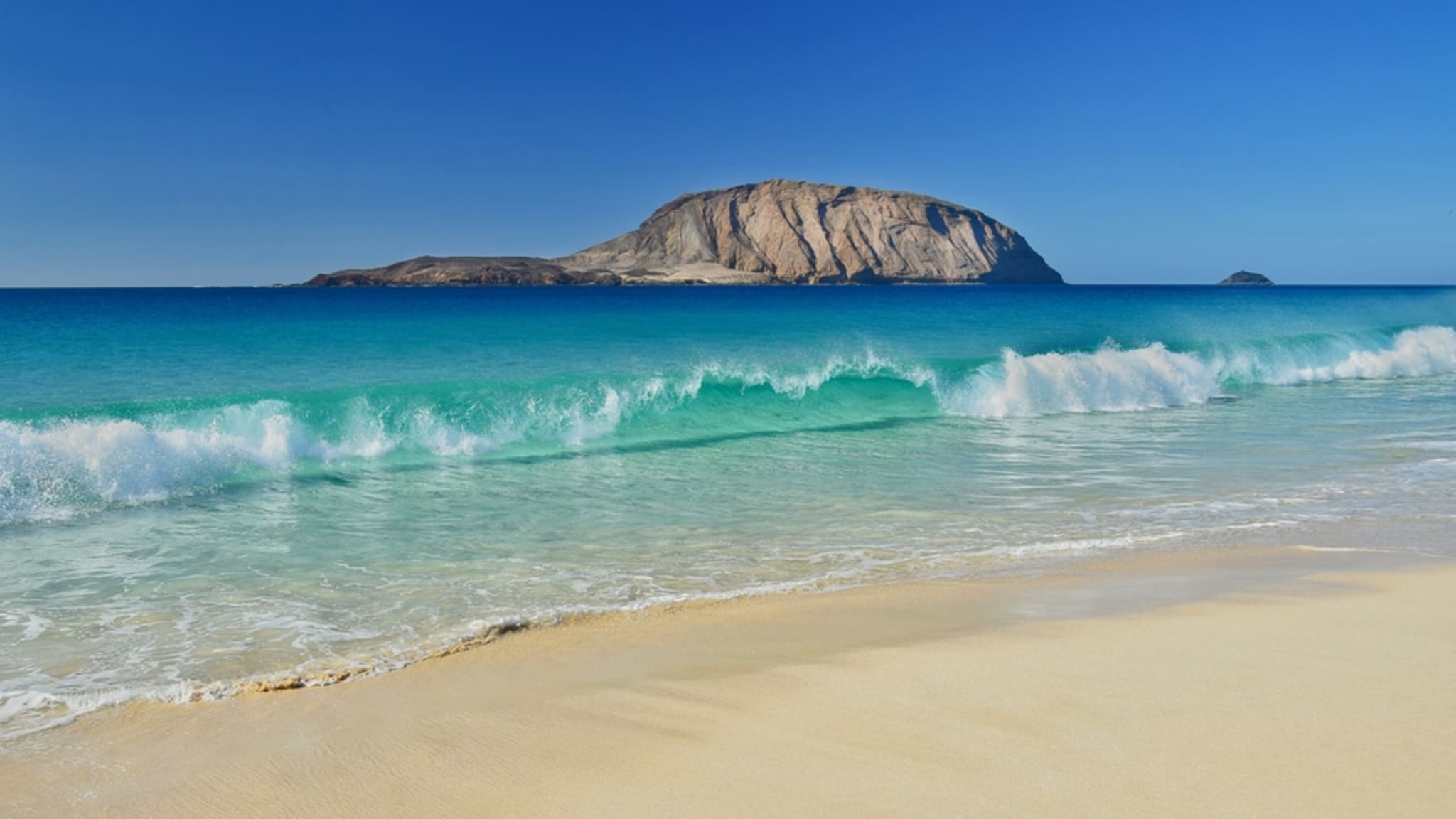 Wellen am Playa de las Conchas auf la Graciosa © Shutterstock - SannePhoto