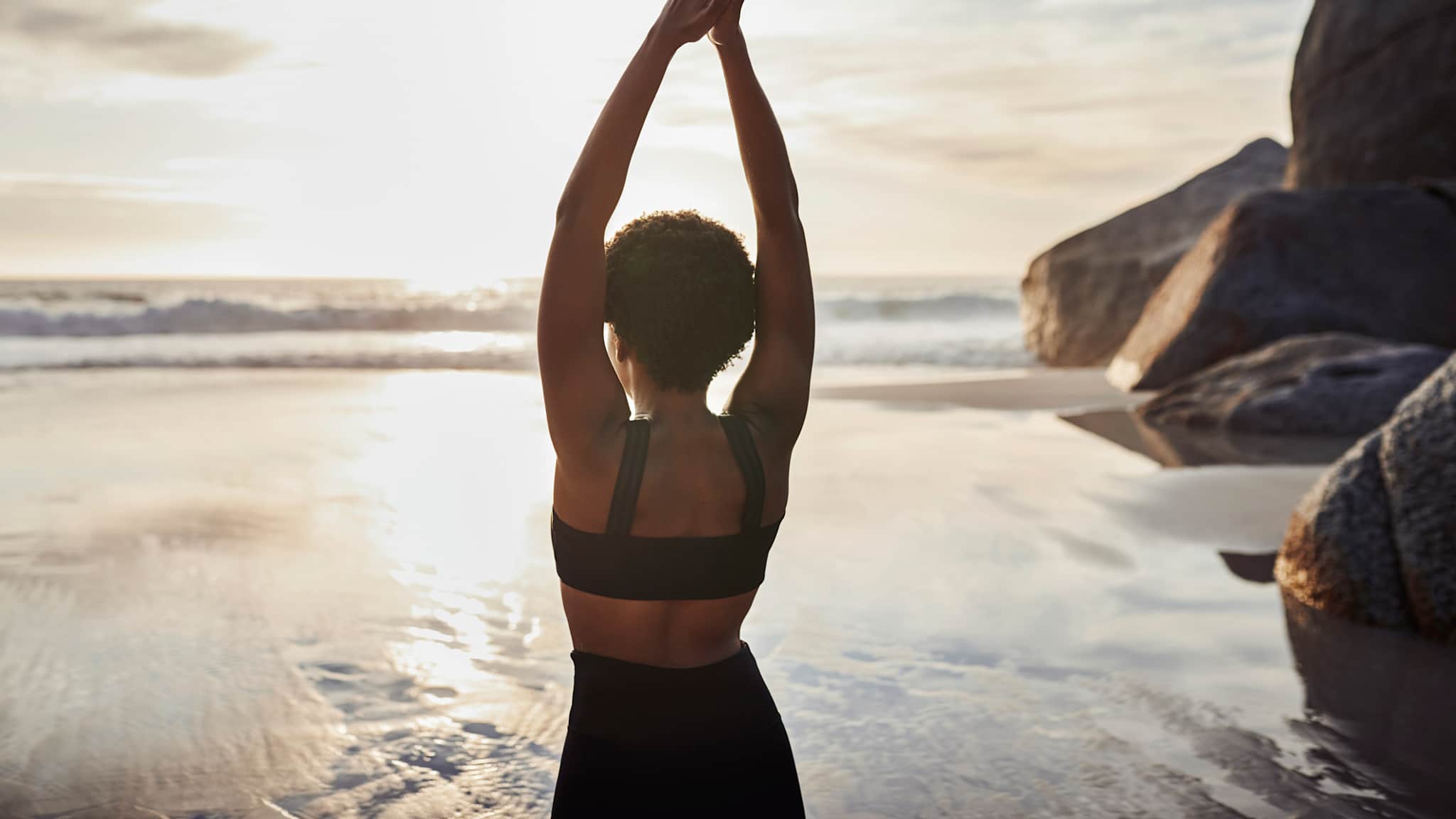 Yoga am Strand mit Blick auf das Meer