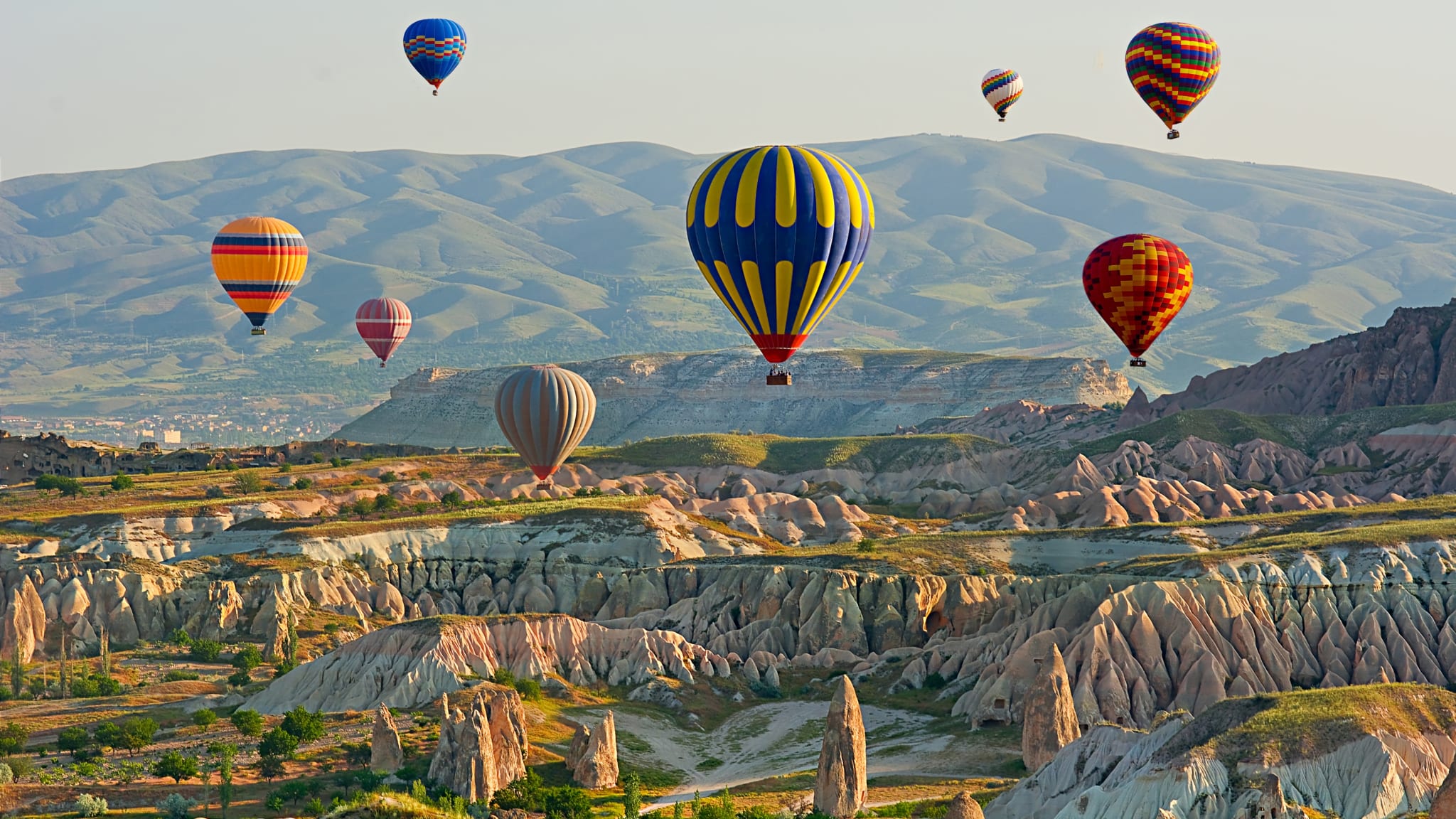 Bunte Heißluftballons über einer Felsenlandschaft