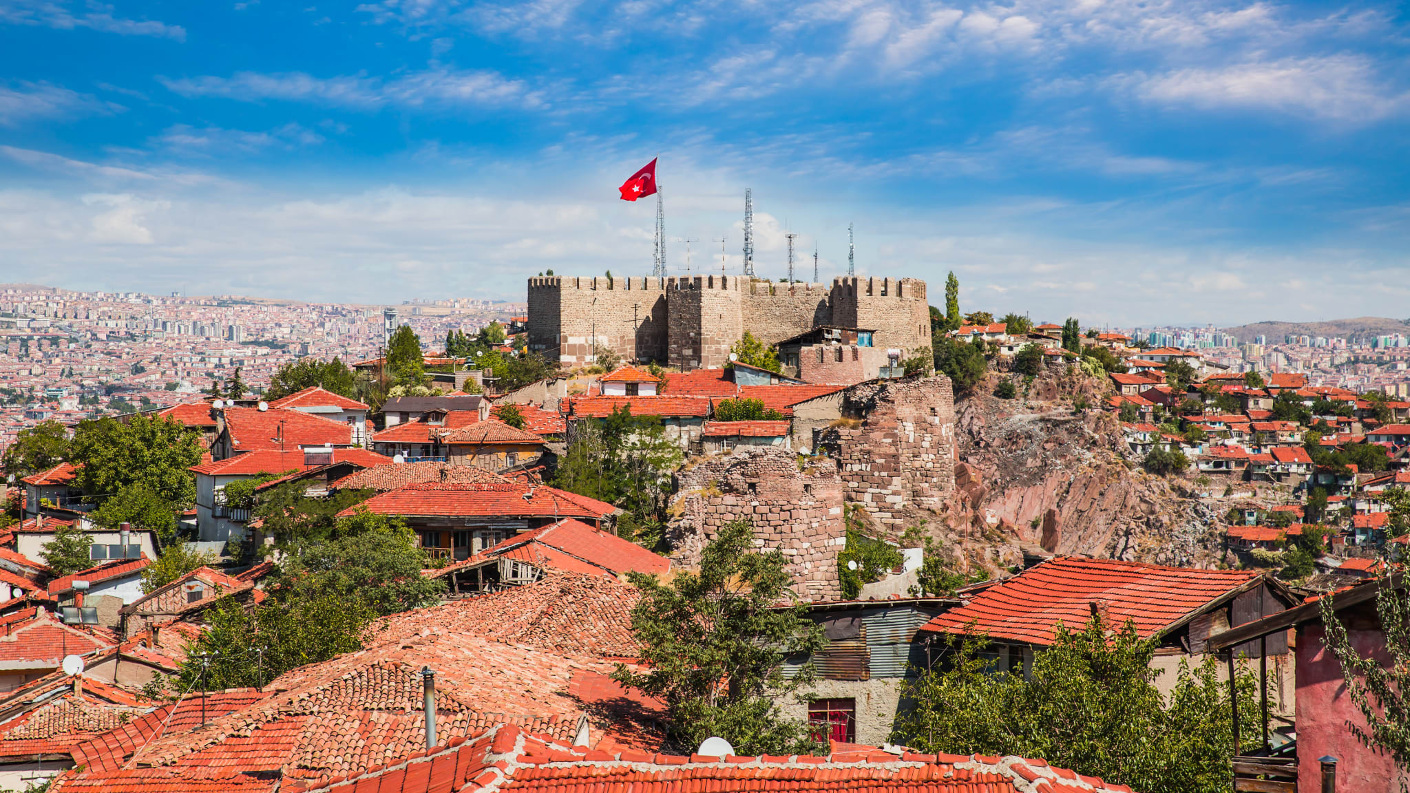 Zitadelle auf einem Hügel umgeben von Häusern mit roten Dächern