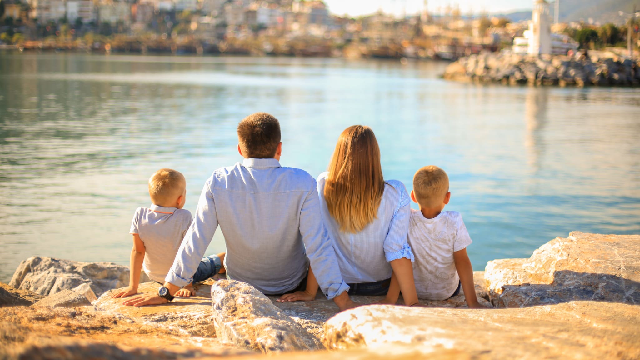 Familie sitzt am Meer, Türkei