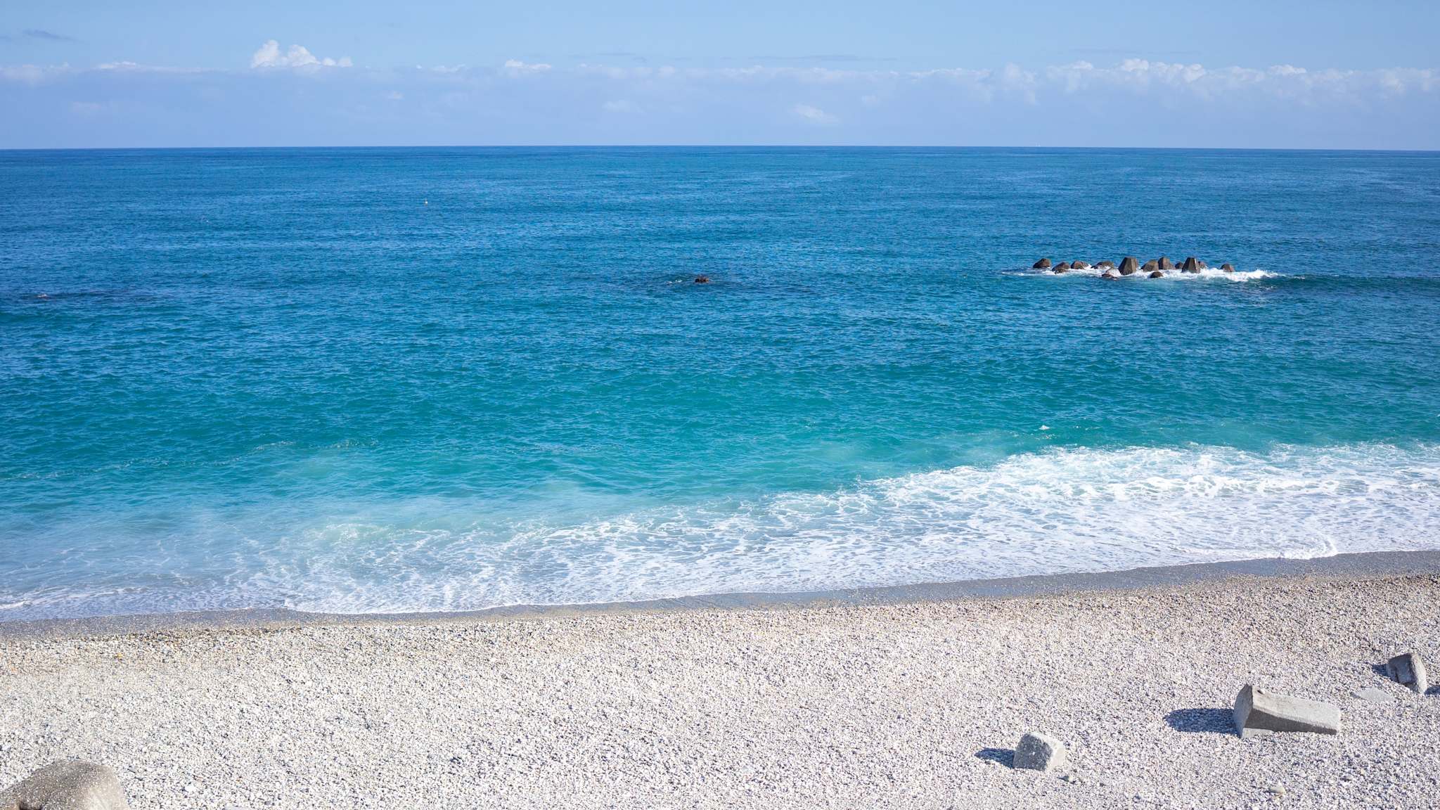 Kiesstrand mit kristallklarem Wasser © Shutterstock